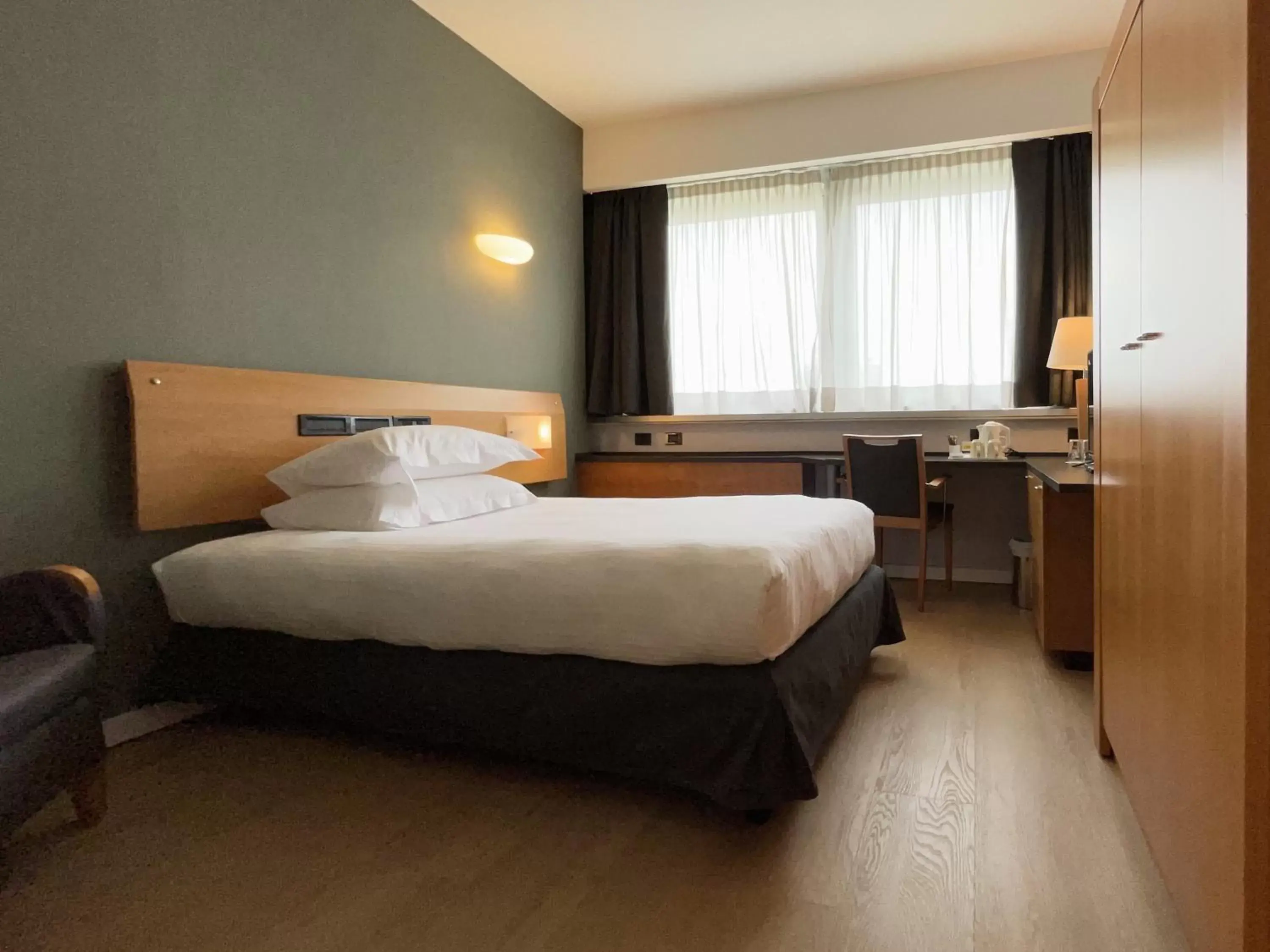 Photo of the whole room, Bed in Crowne Plaza Milan Linate, an IHG Hotel