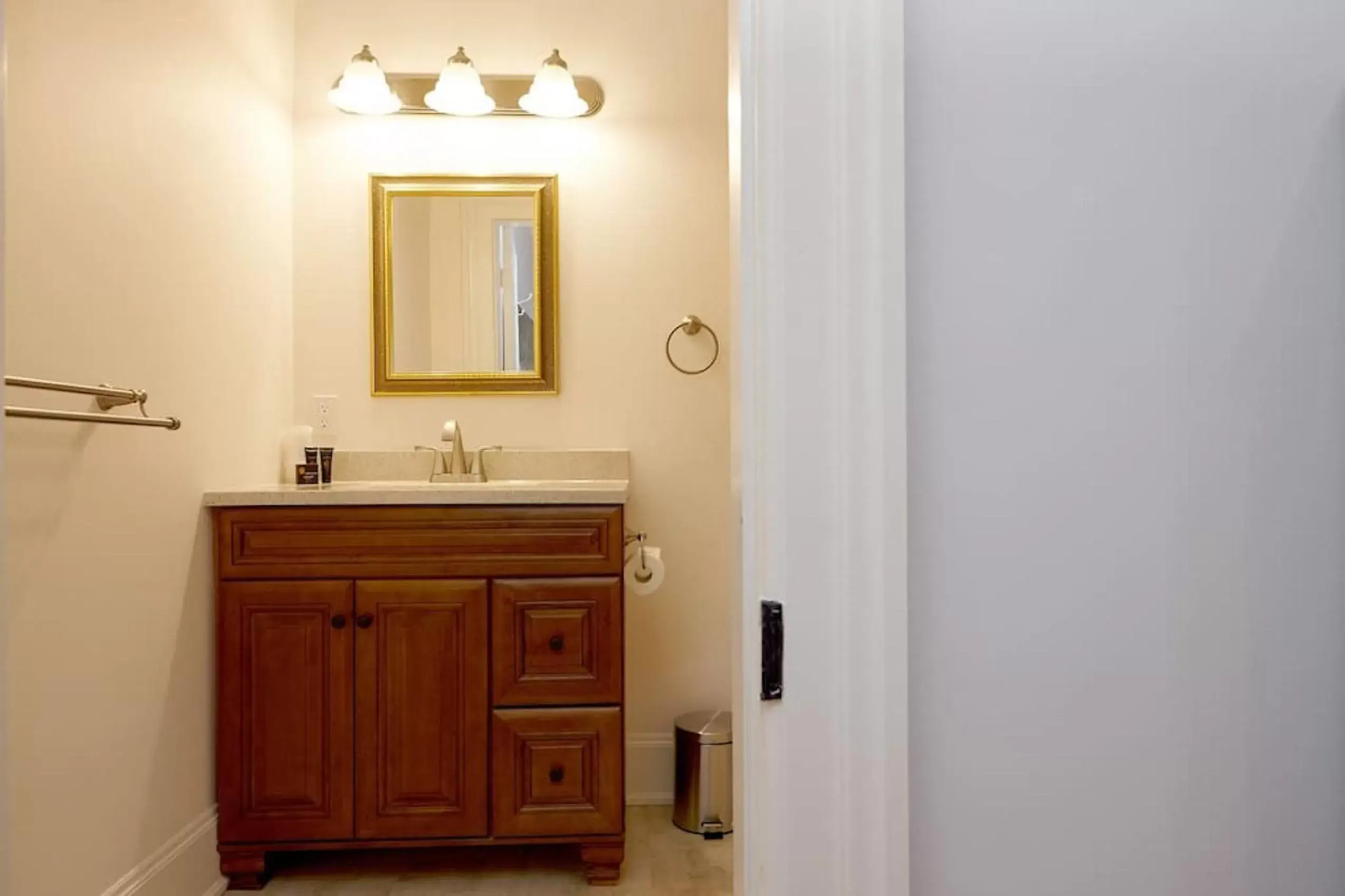 Shower, Bathroom in Cheltenham Suites