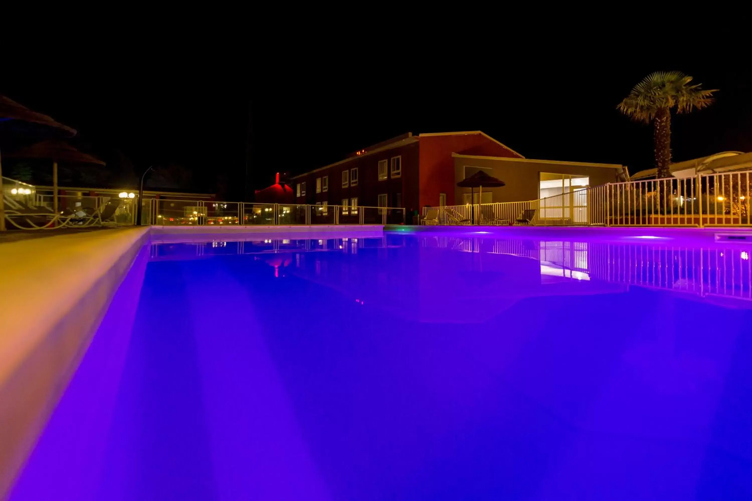 Swimming Pool in ibis Montélimar Nord