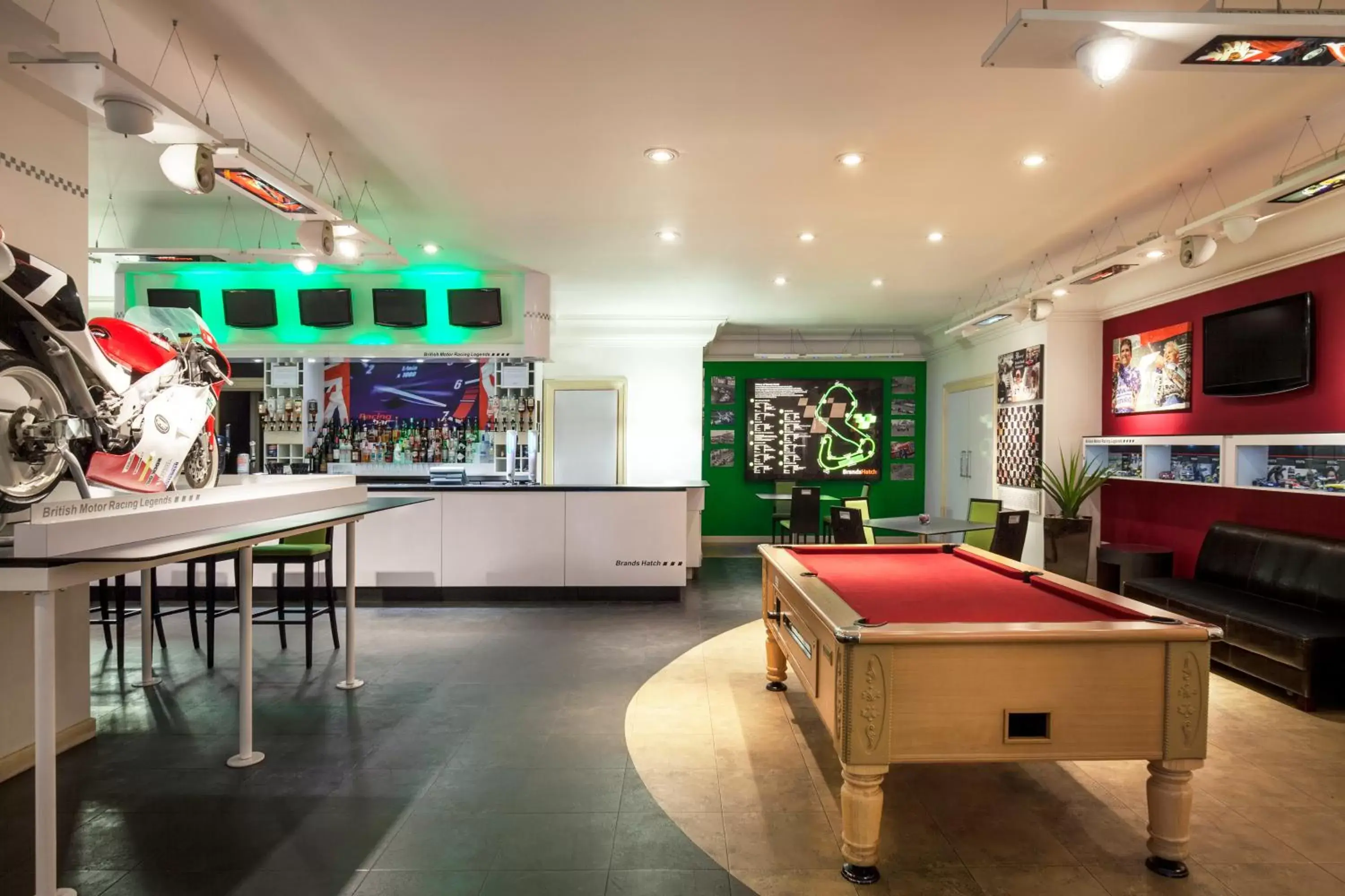 Lounge or bar, Billiards in Mercure Dartford Brands Hatch Hotel & Spa