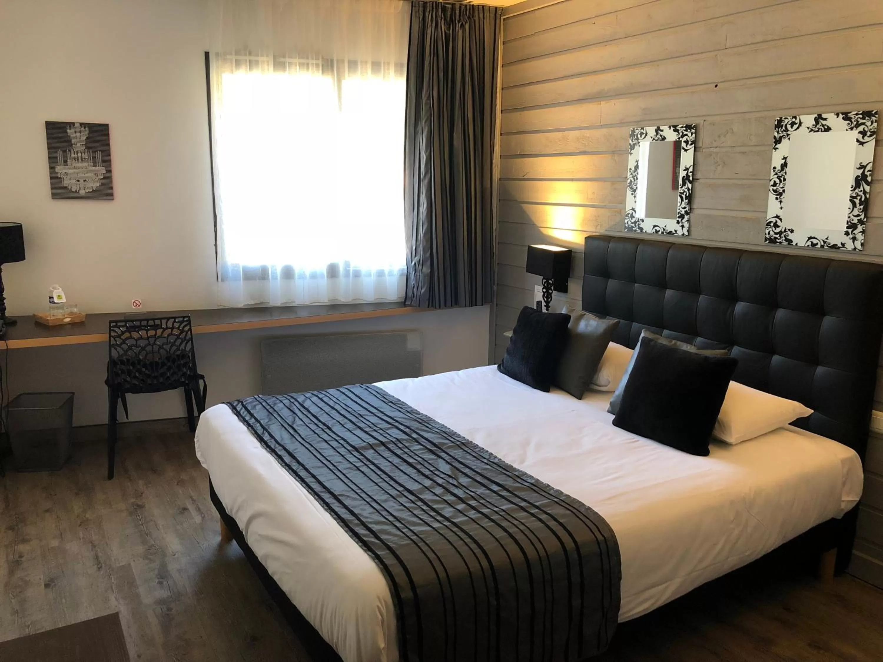 Bed in Logis Hôtel Burnichon