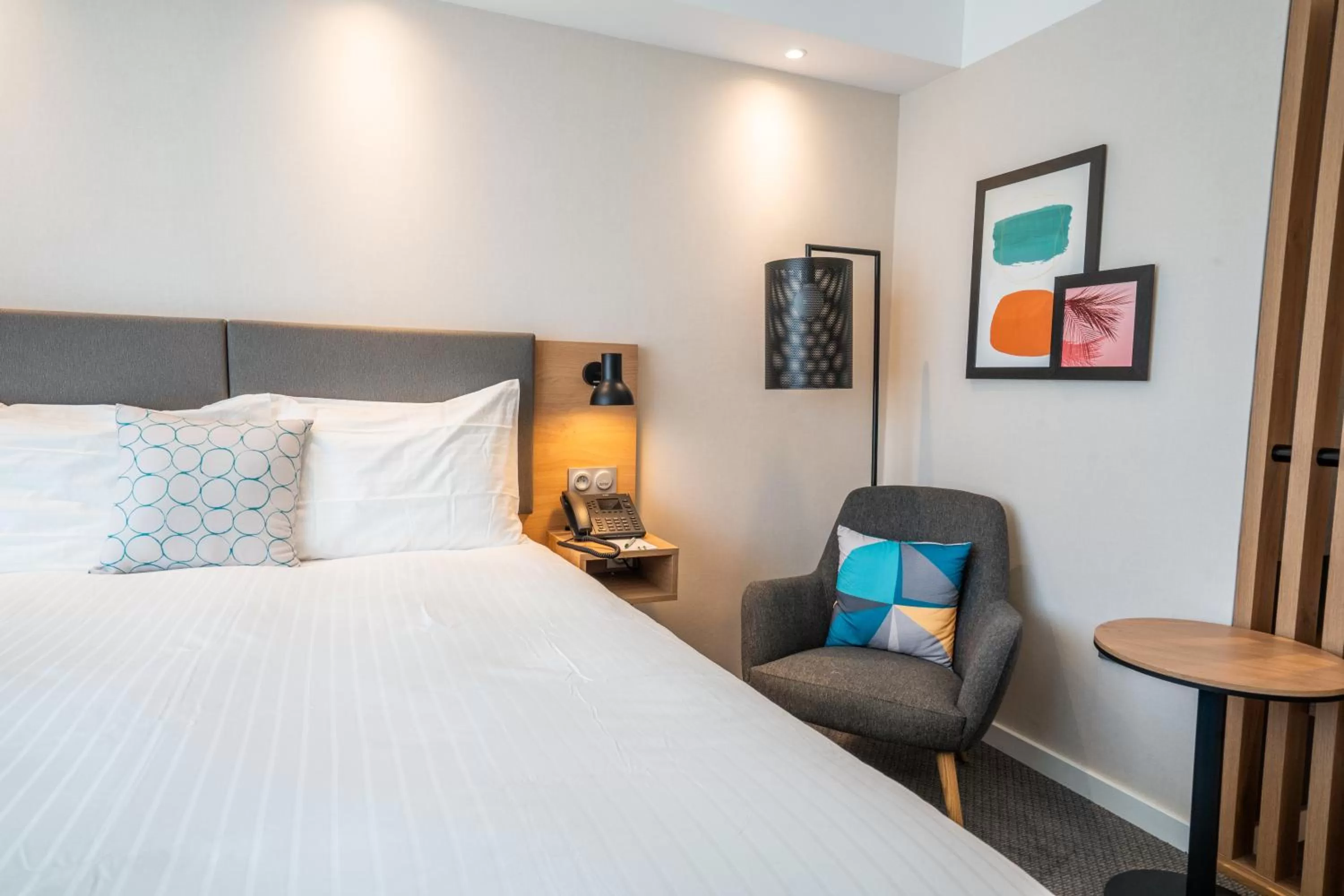 Living room, Bed in Holiday Inn - Bordeaux-Merignac by IHG