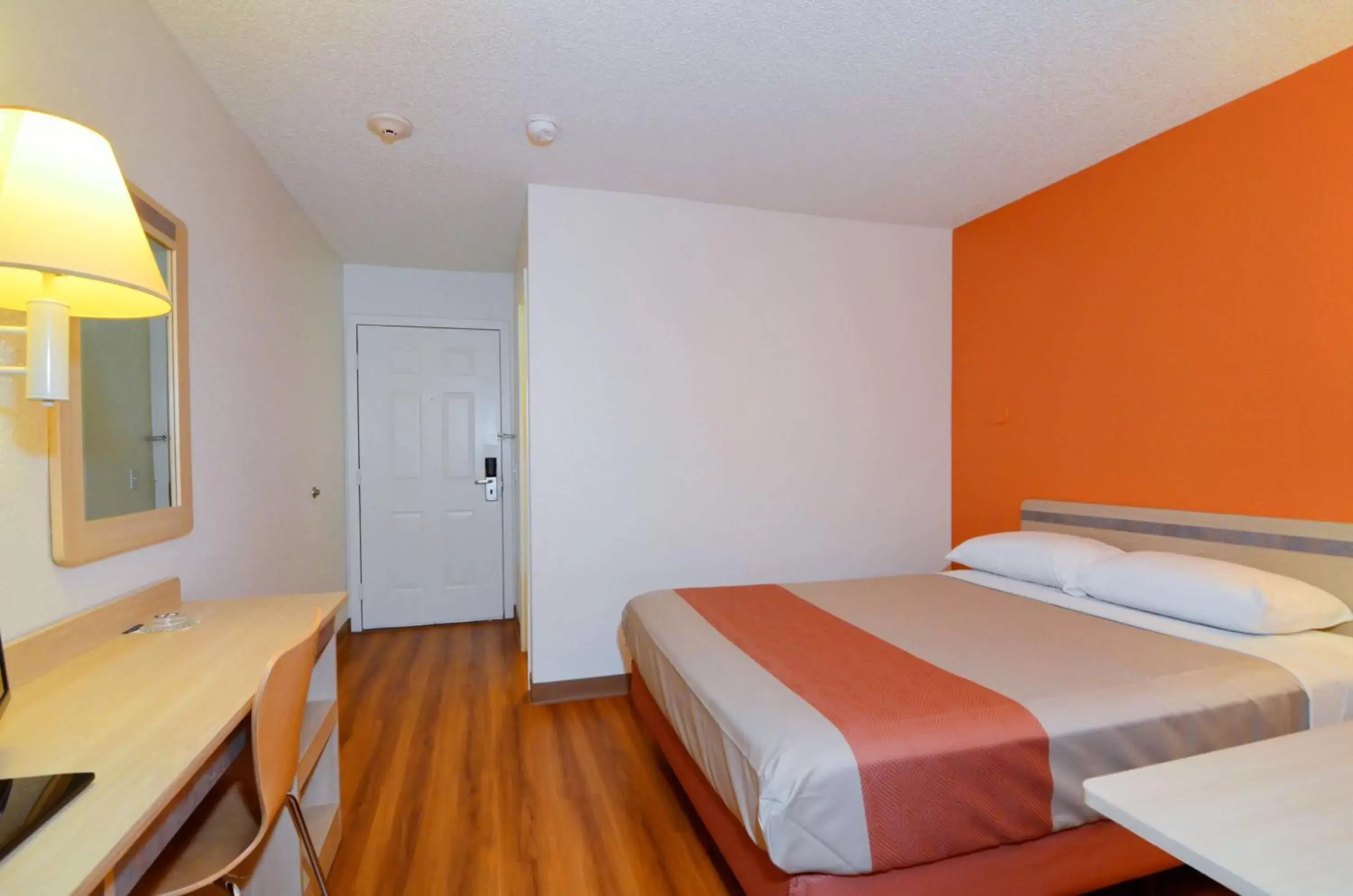 TV and multimedia, Bed in Motel 6-North Palm Springs, CA - North