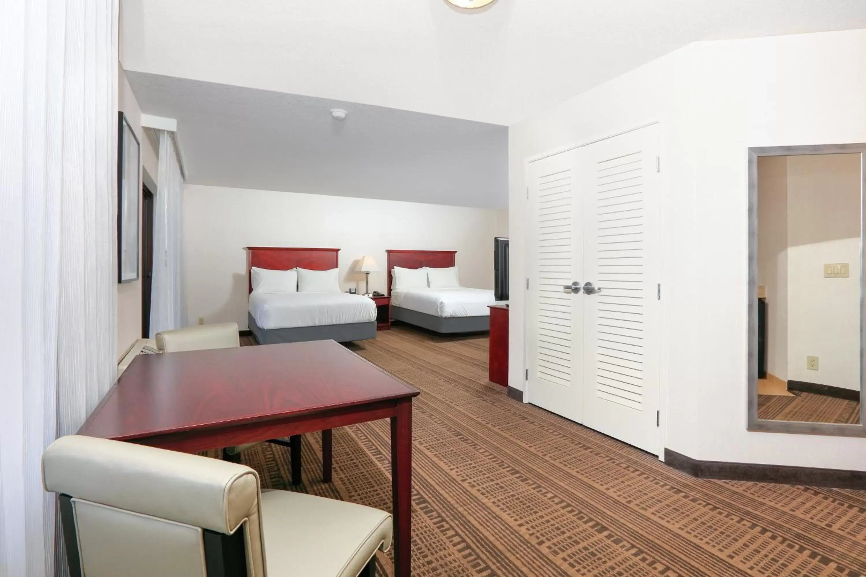 Photo of the whole room, Bed in Holiday Inn & Suites Santa Maria, an IHG Hotel