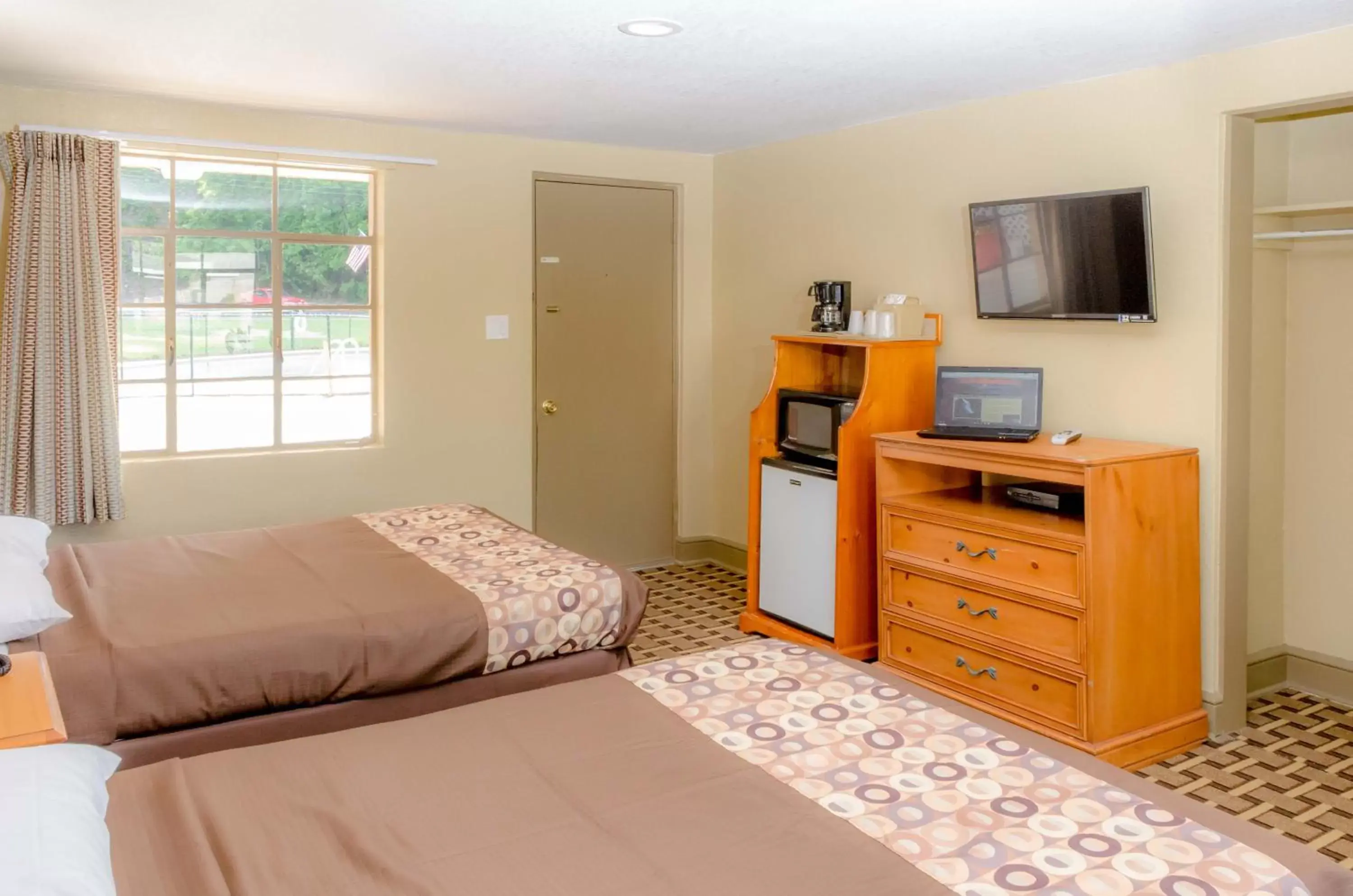 Bedroom, Bed in Relax Inn - Bryson City