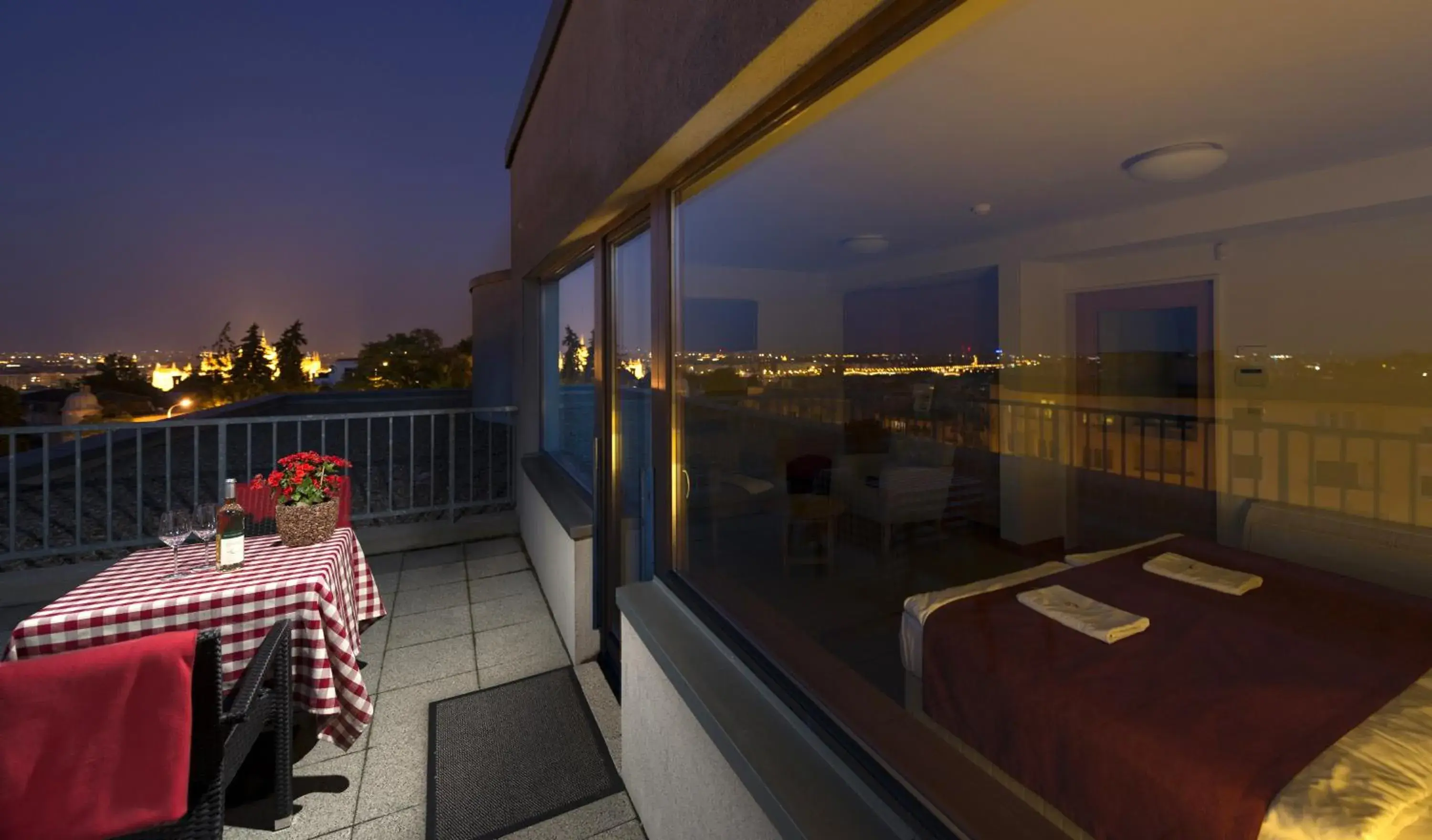 Bed, Balcony/Terrace in Hotel Castle Garden