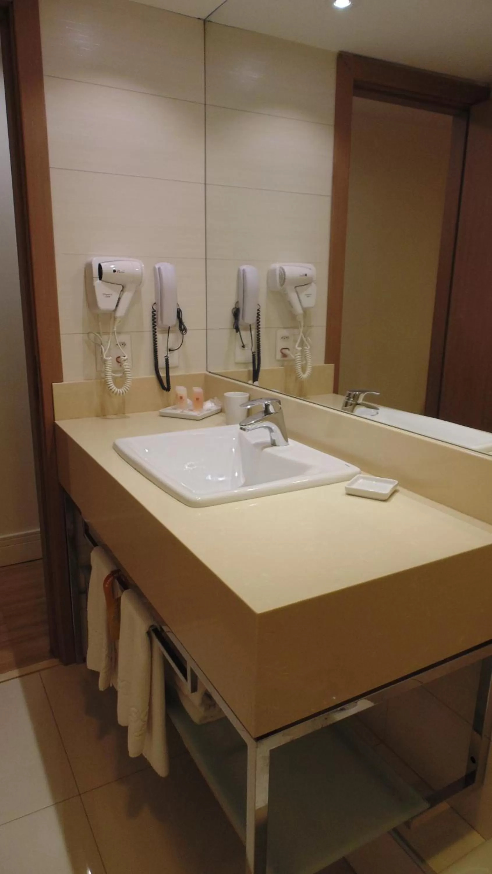 Bathroom in Mirasol Copacabana Hotel