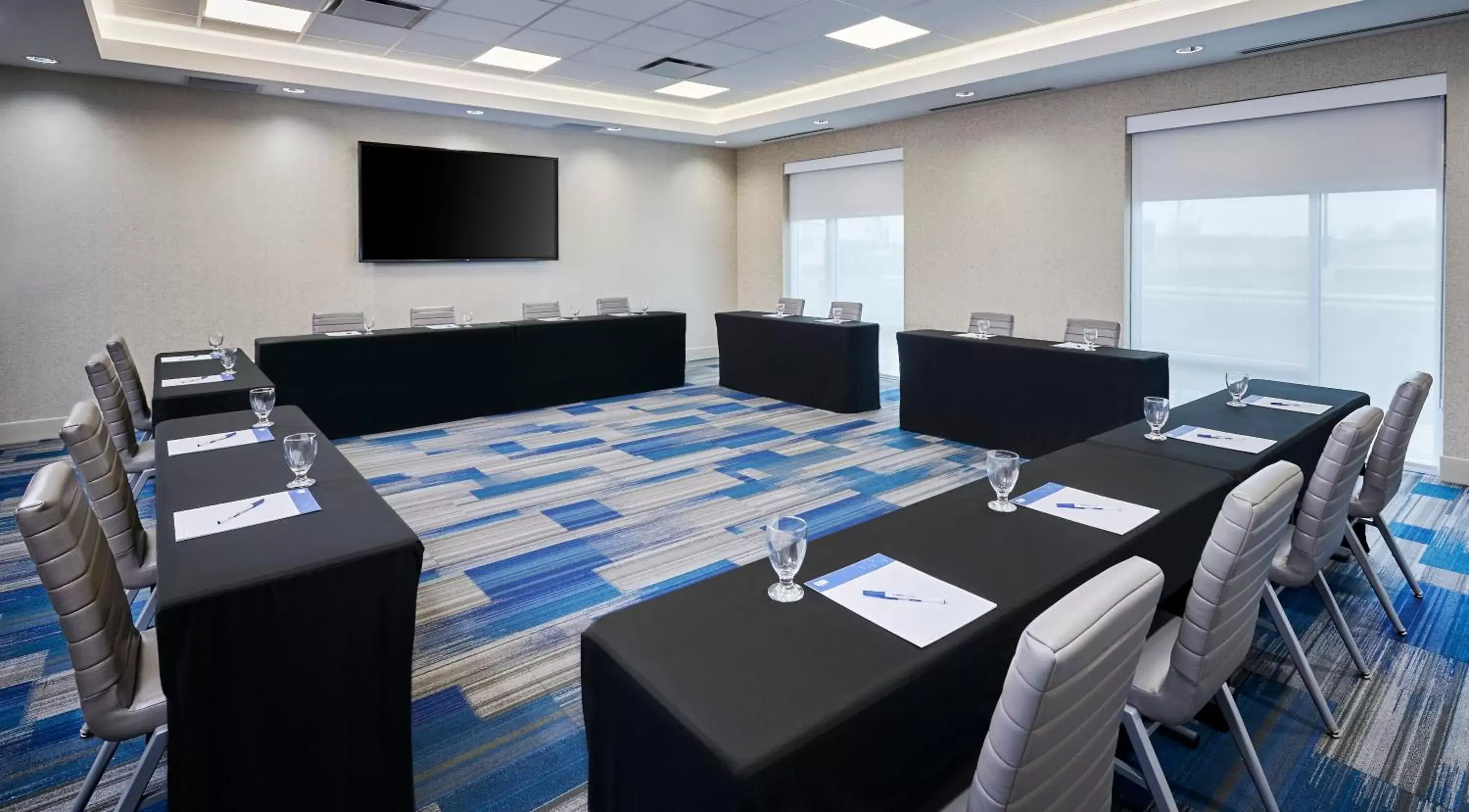 Meeting/conference room in Holiday Inn Express & Suites Windsor East - Lakeshore, an IHG Hotel