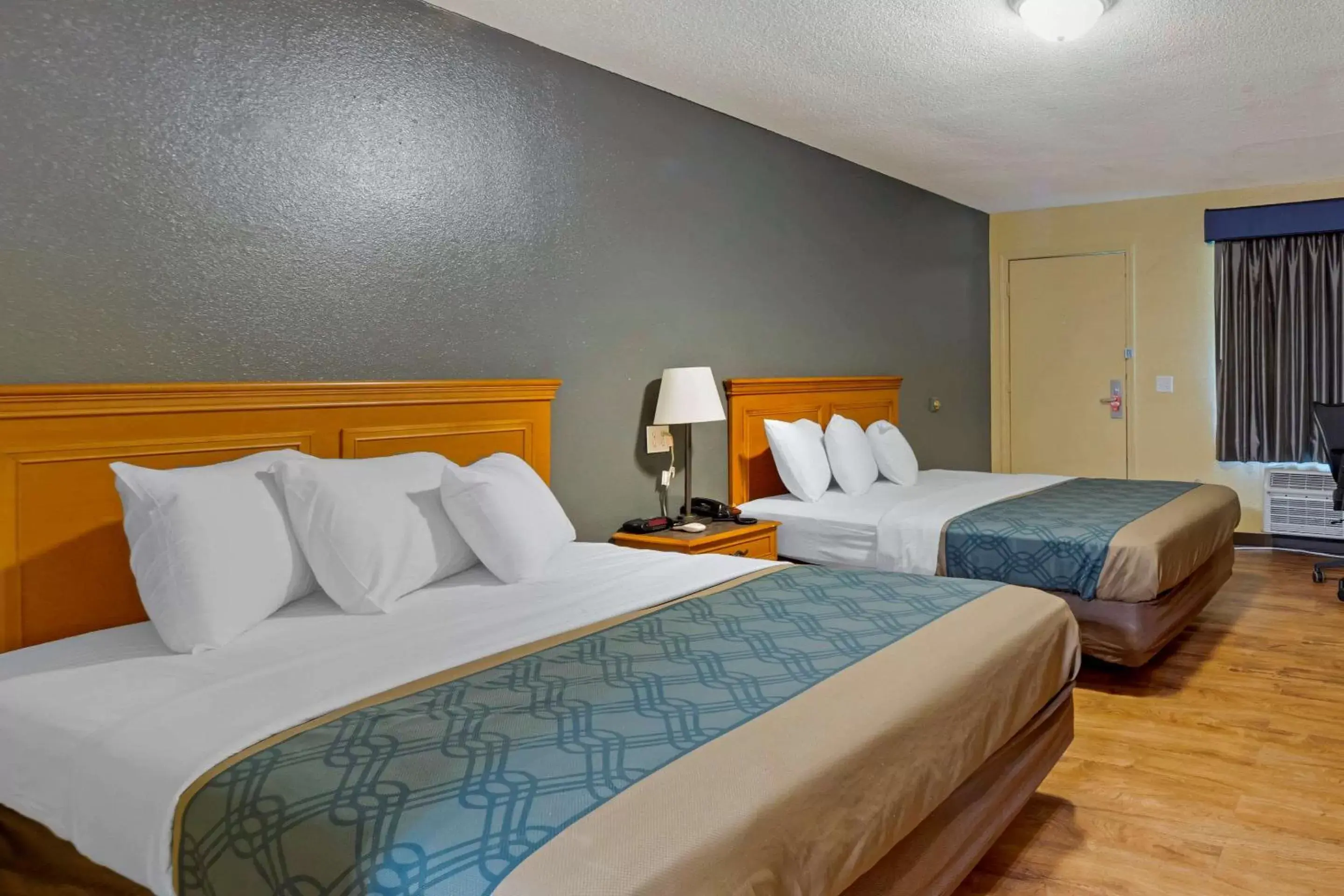 Photo of the whole room, Bed in Econo Lodge Pryor Photo of the whole room, Bed in Econo Lodge Pryor