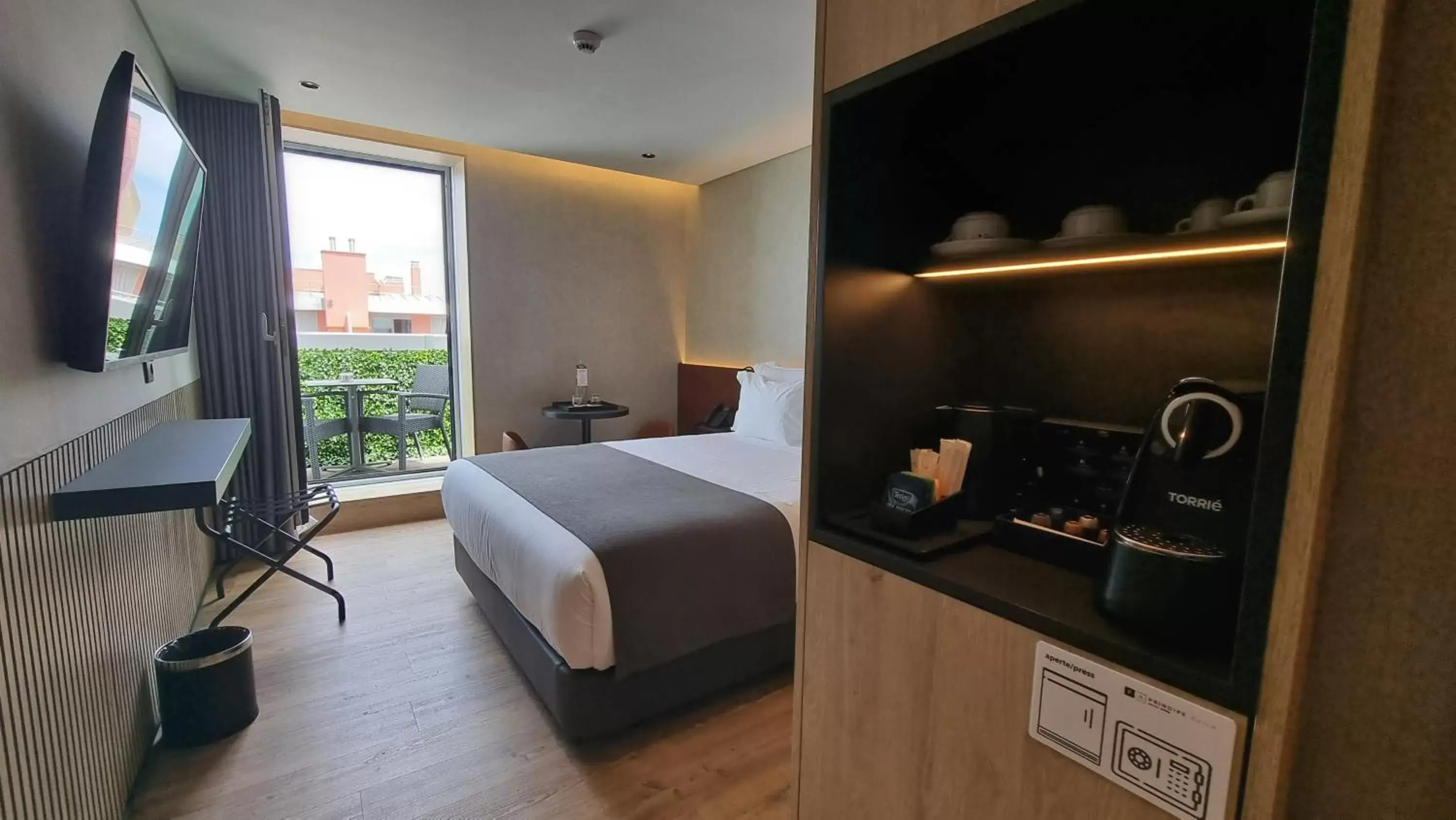 Bedroom, Kitchen/Kitchenette in Hotel Principe Avila