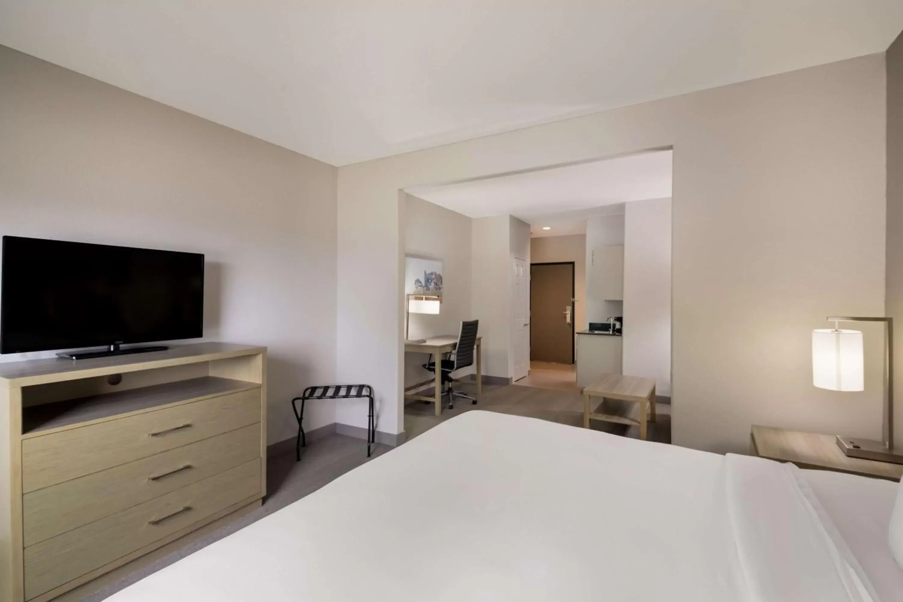 Bedroom, TV/Entertainment Center in Best Western Plus Killeen/Fort Hood Hotel & Suites