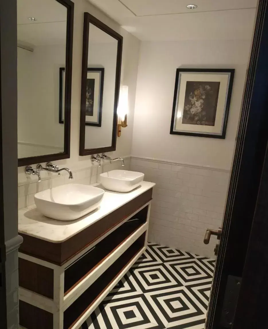 Bathroom in Blue Diamond Pune IHCL SeleQtions Bathroom in Blue Diamond Pune IHCL SeleQtions