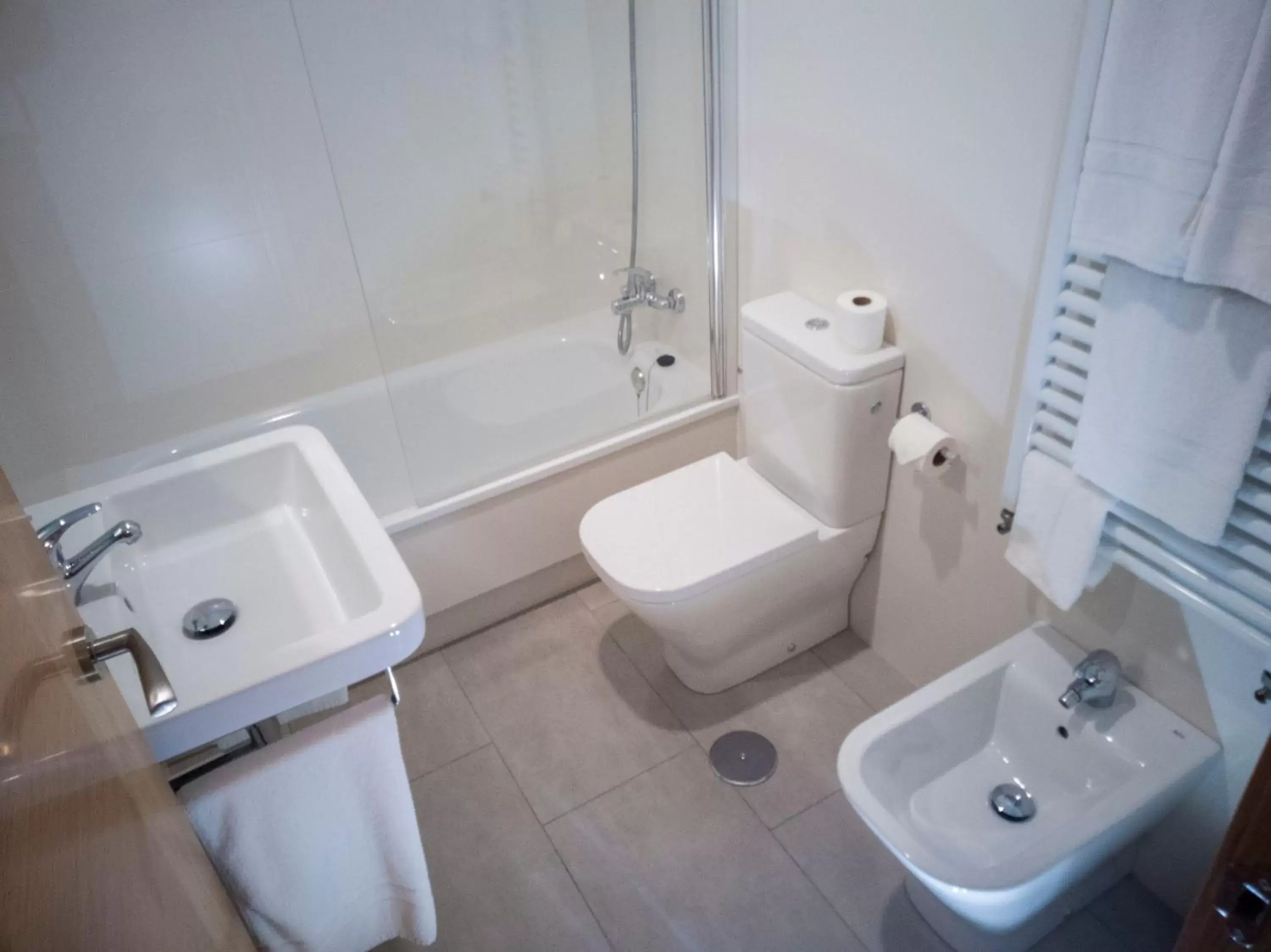 Shower, Bathroom in Hotel Abadi