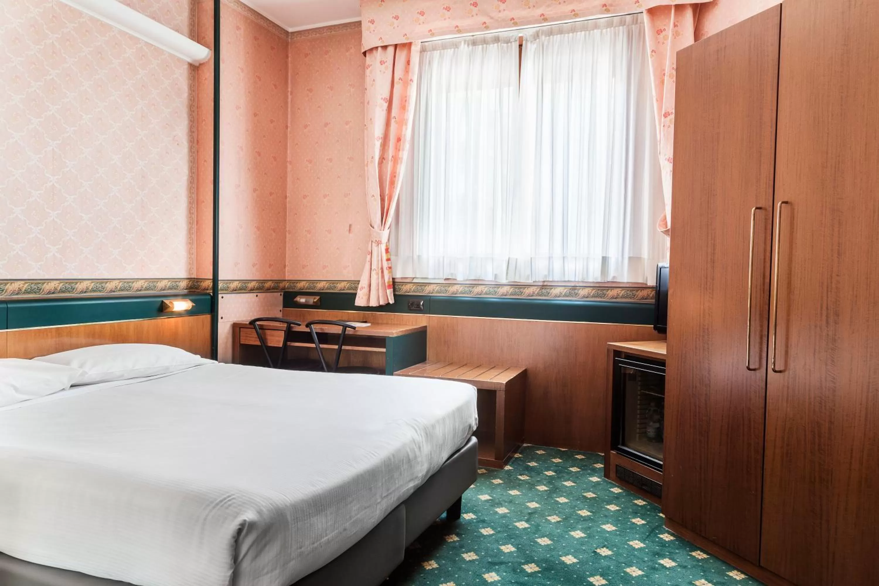 Photo of the whole room, Bed in Hotel Des Etrangers