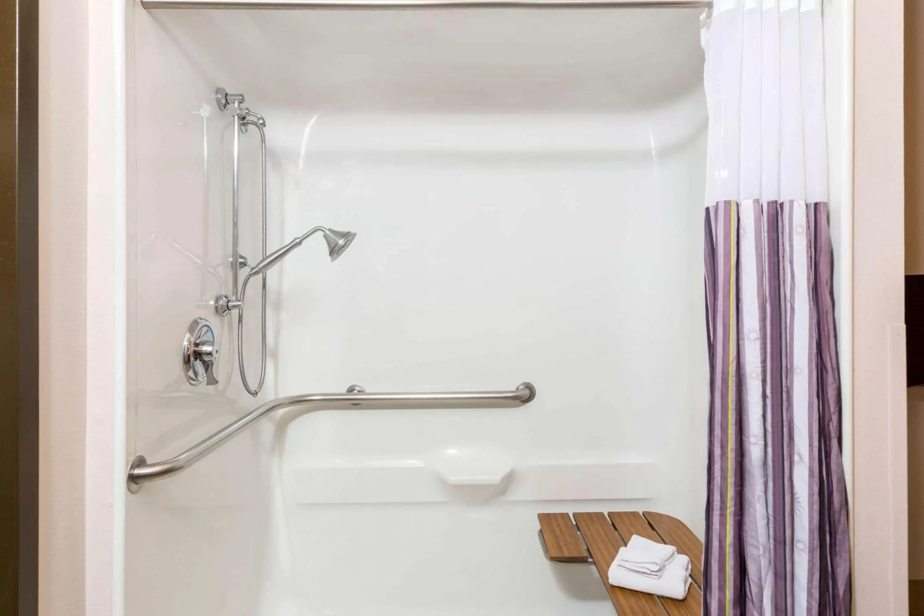 Shower, Bathroom in La Quinta by Wyndham Goodlettsville - Nashville