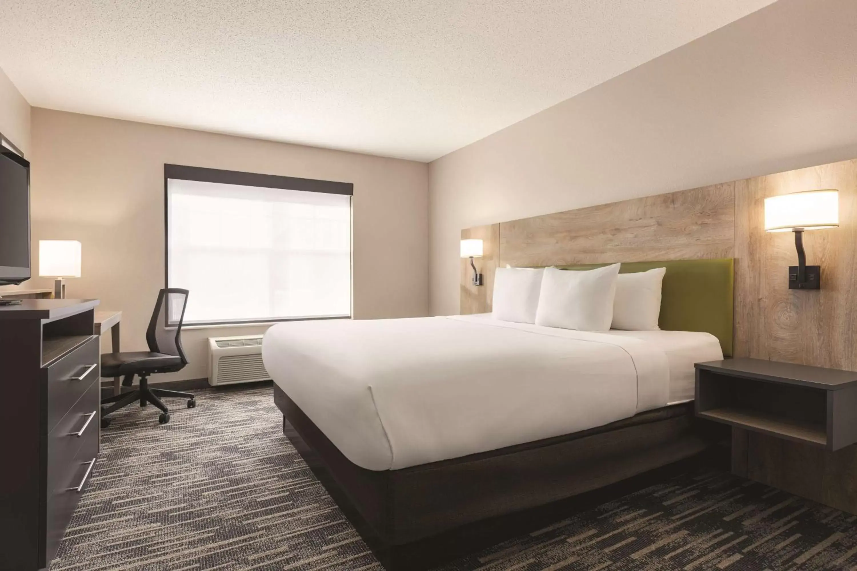 Photo of the whole room, Bed in Country Inn & Suites by Radisson, St. Cloud East, MN