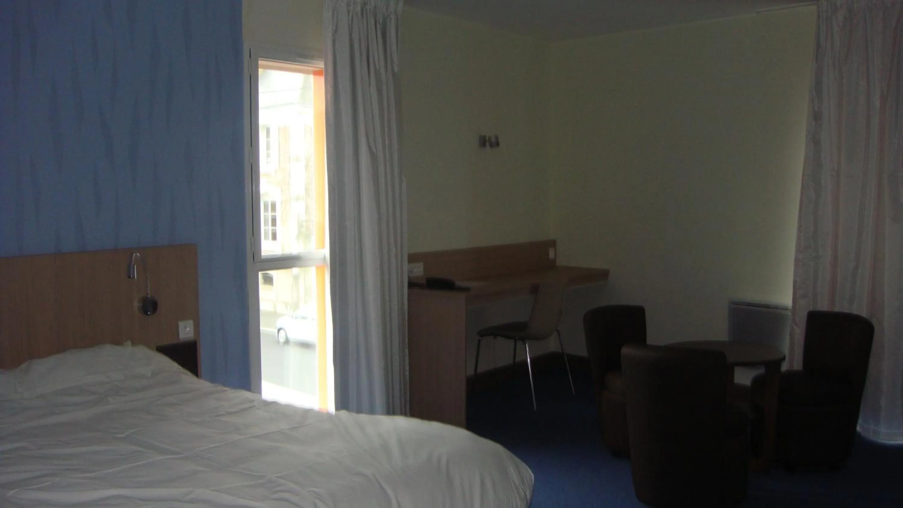 Photo of the whole room, Bed in The Originals Access, Hôtel Cholet Gare