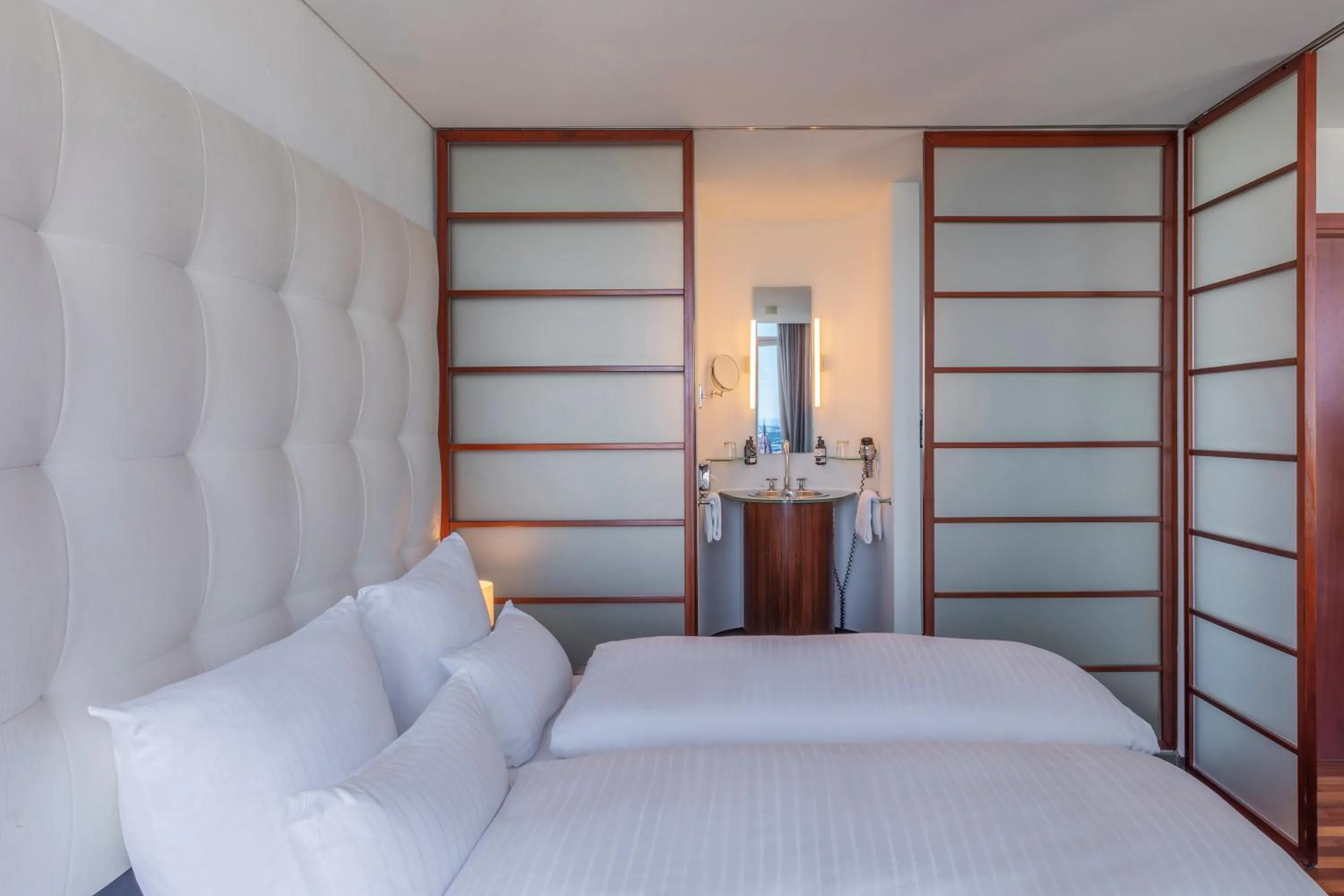 Bed in INNSiDE by Meliá Frankfurt Eurotheum