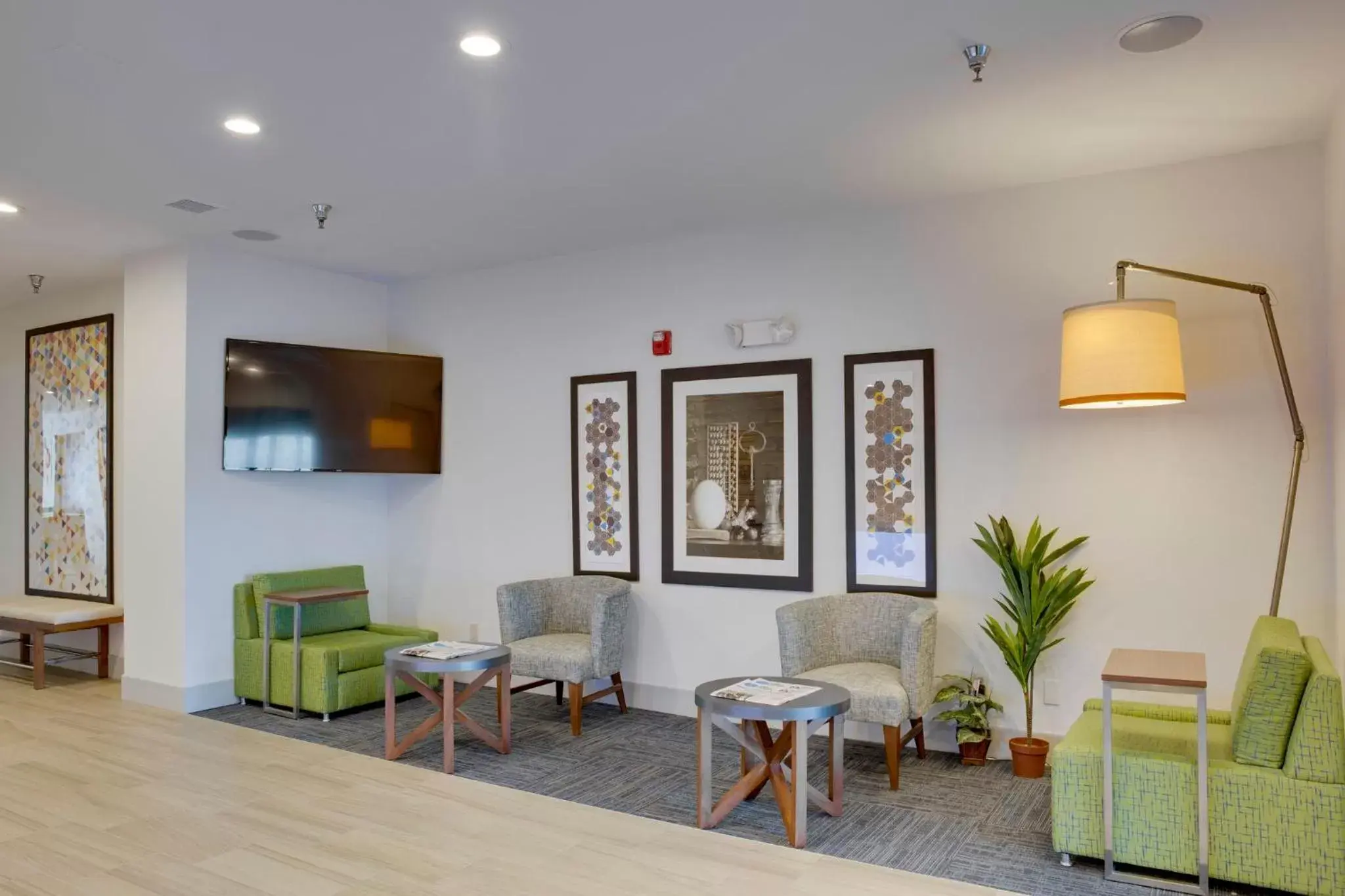 Lobby or reception, Seating Area in Holiday Inn Express Hotel & Suites Oklahoma City-Bethany, an IHG Hotel