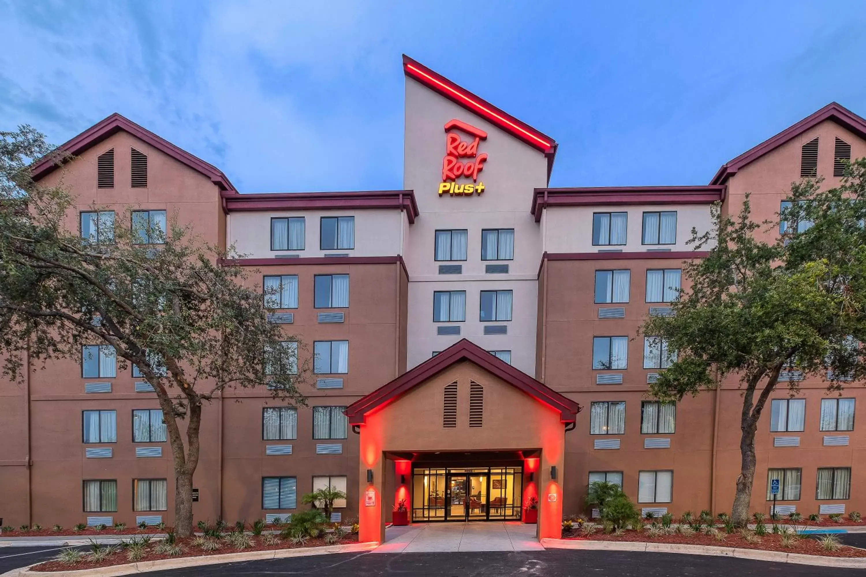Property Building in Red Roof Inn PLUS+ Jacksonville – Southpoint