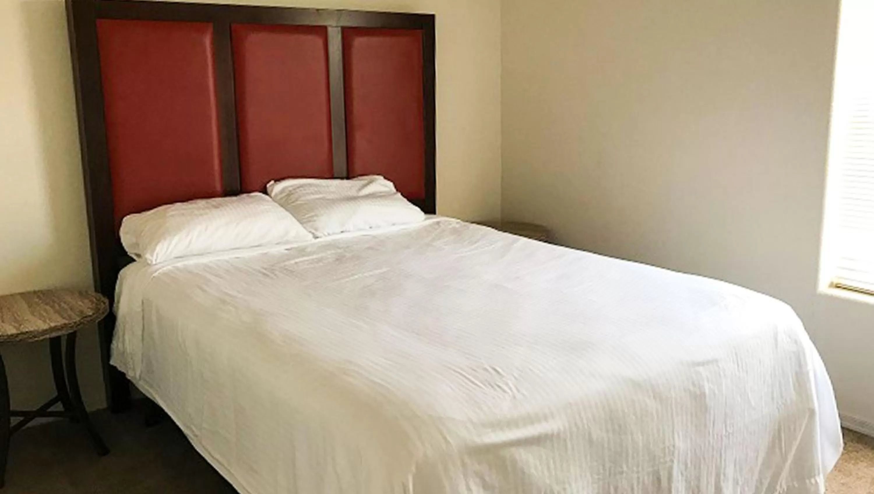 Photo of the whole room, Bed in Ticaboo Lodge