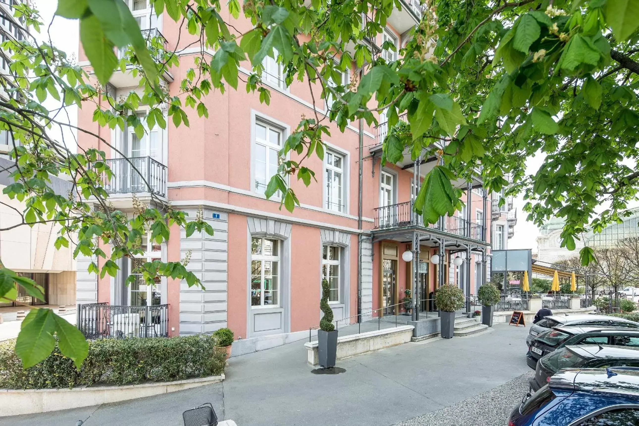 Facade/entrance, Property Building in Hotel Schweizerhof Basel