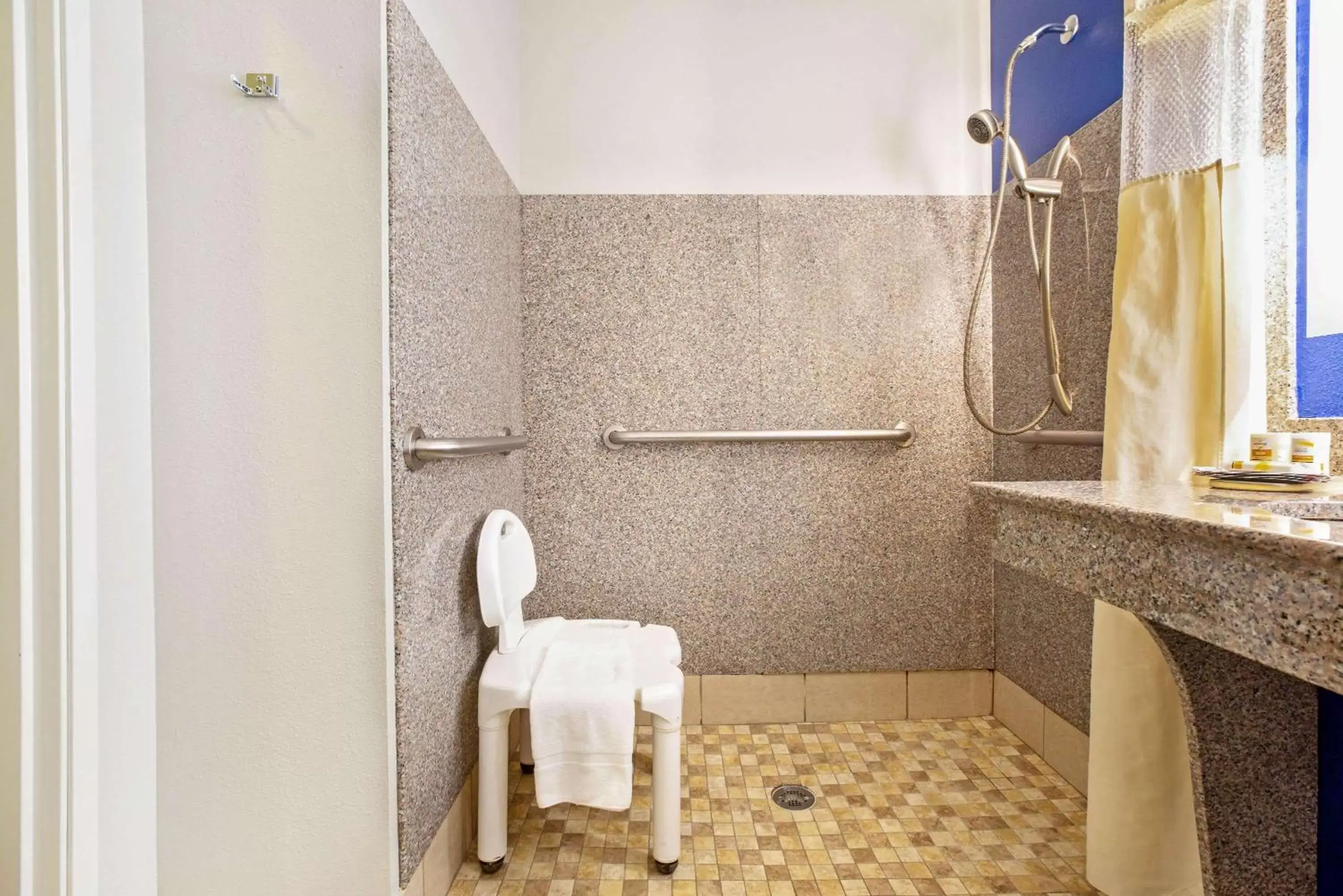 Shower, Bathroom in La Quinta by Wyndham NE Long Beach/Cypress