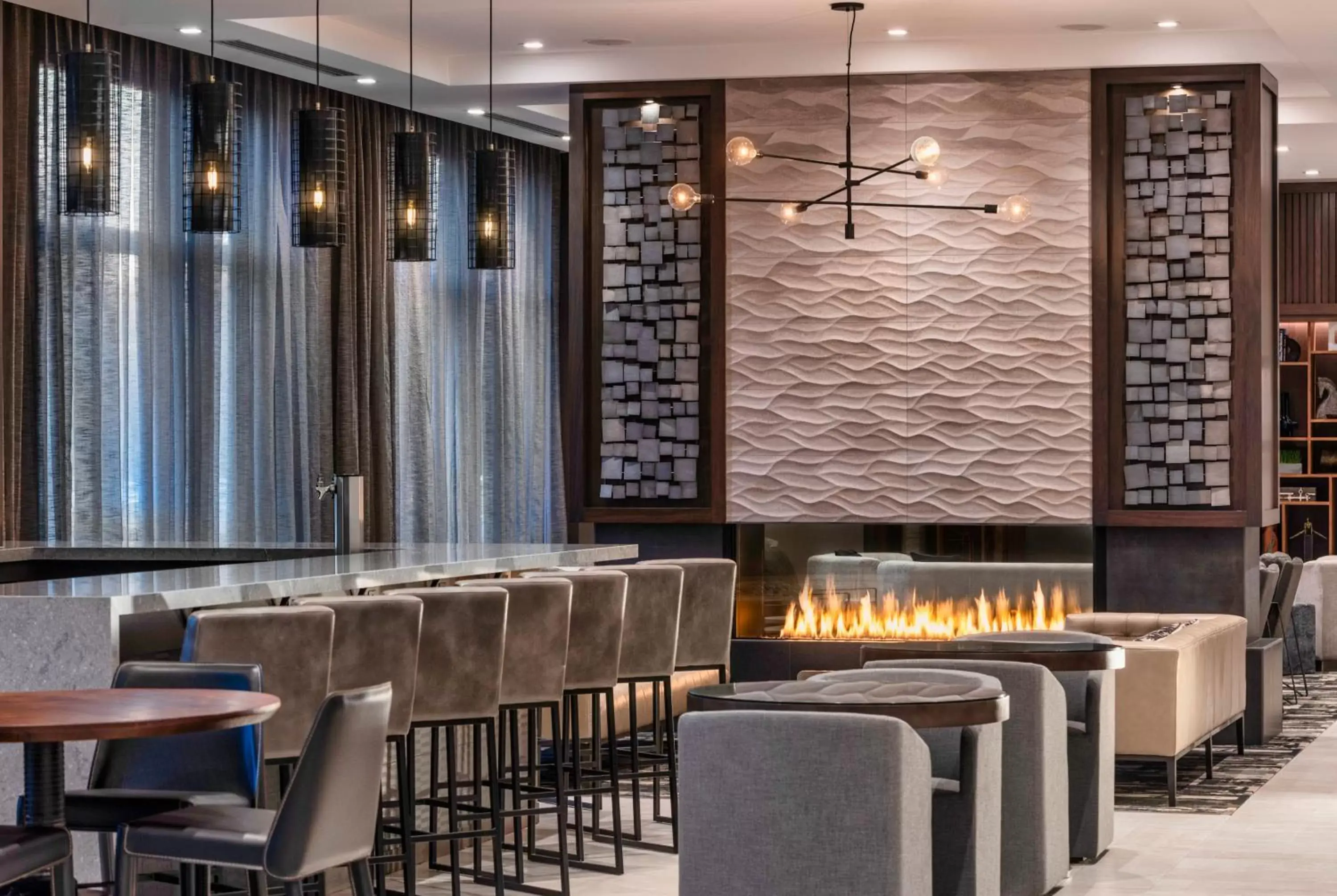 Lounge or bar, Restaurant/Places to Eat in Holiday Inn Express - Boston Logan Airport - Revere, an IHG Hotel