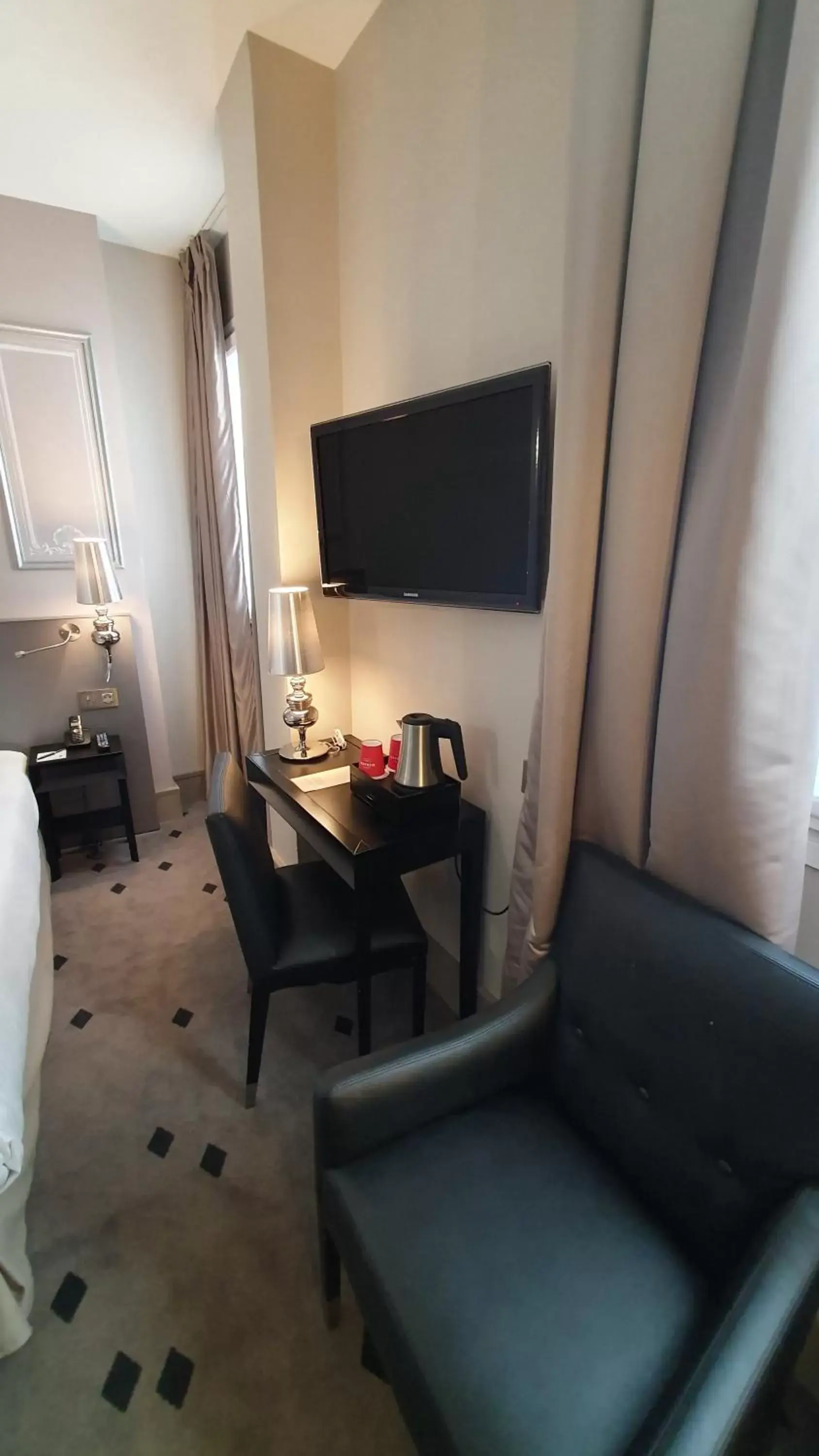 TV and multimedia, TV/Entertainment Center in Hôtel Beauchamps