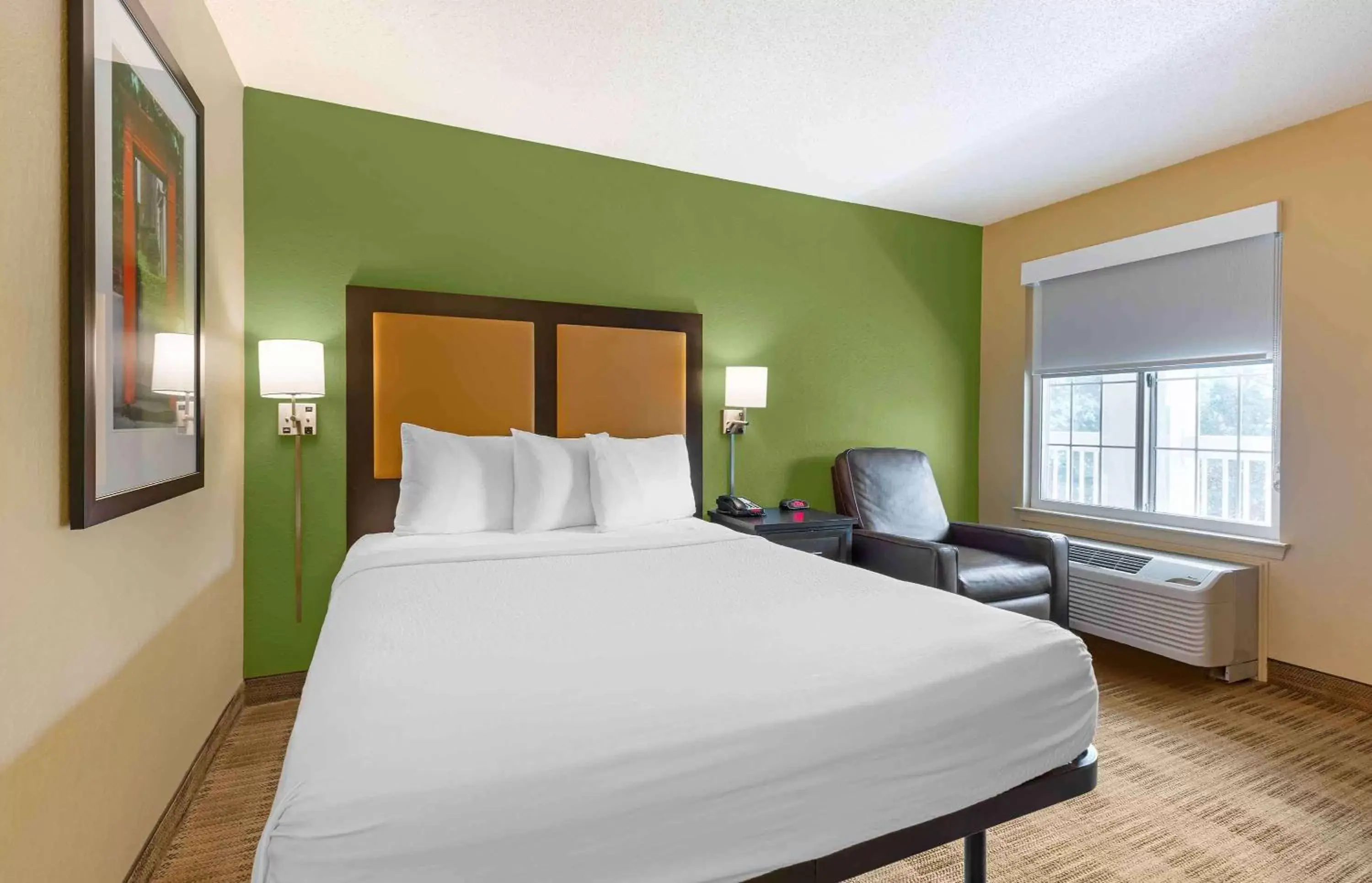 Bedroom, Bed in Extended Stay America Suites - Washington, DC - Falls Church - Merrifield