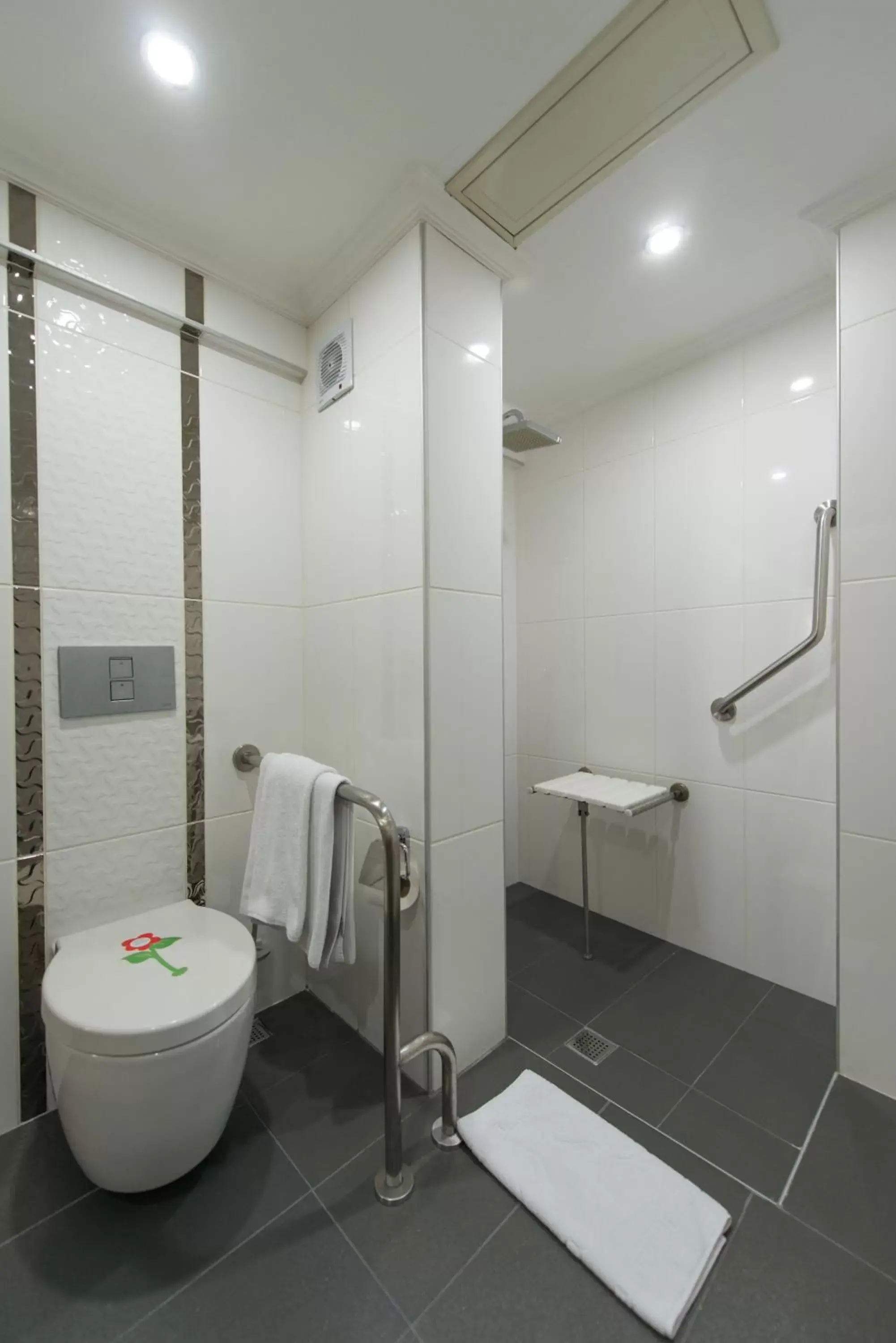Facility for disabled guests, Bathroom in Prestige Hotel Old City