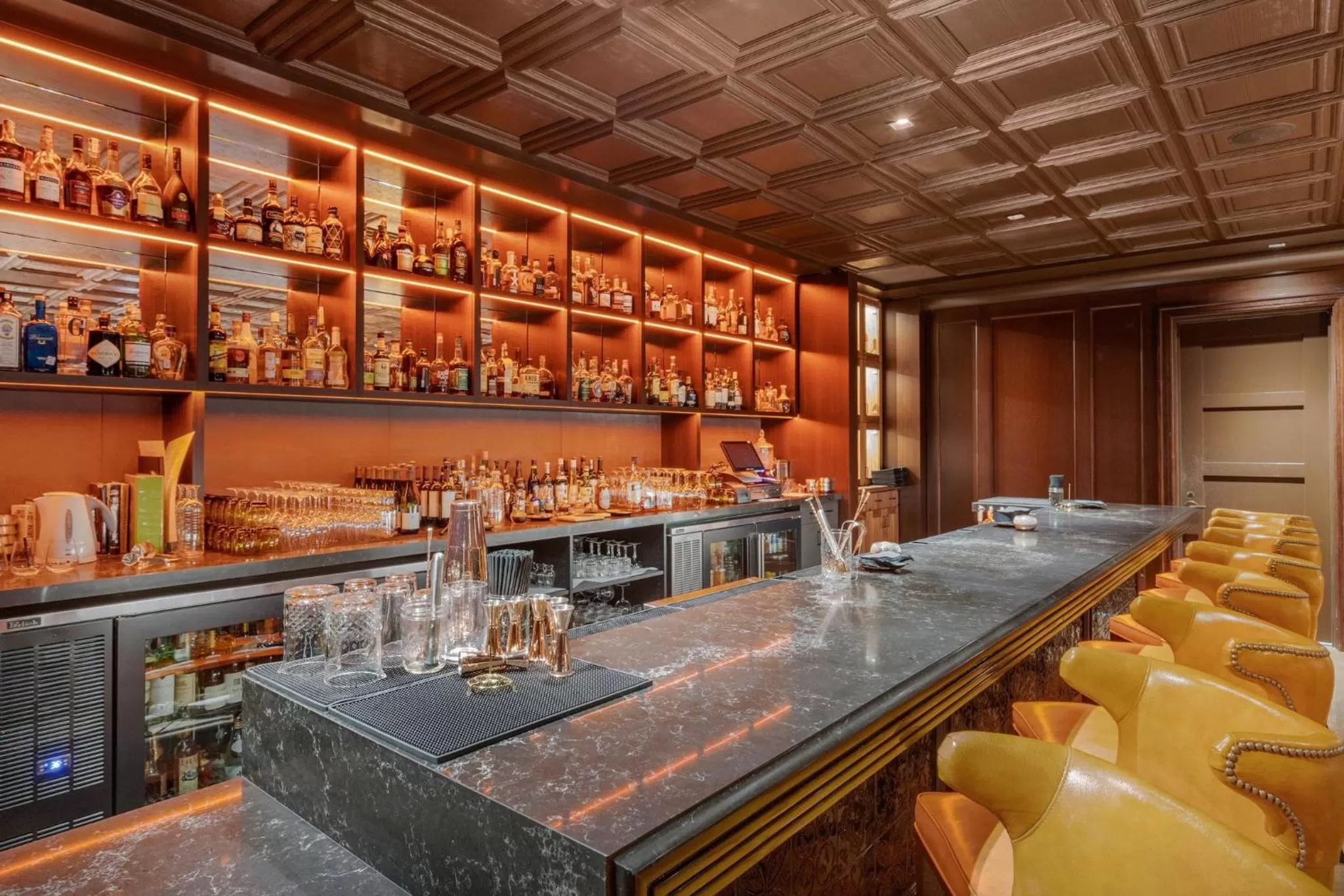 Lounge or bar in Omni Houston Hotel