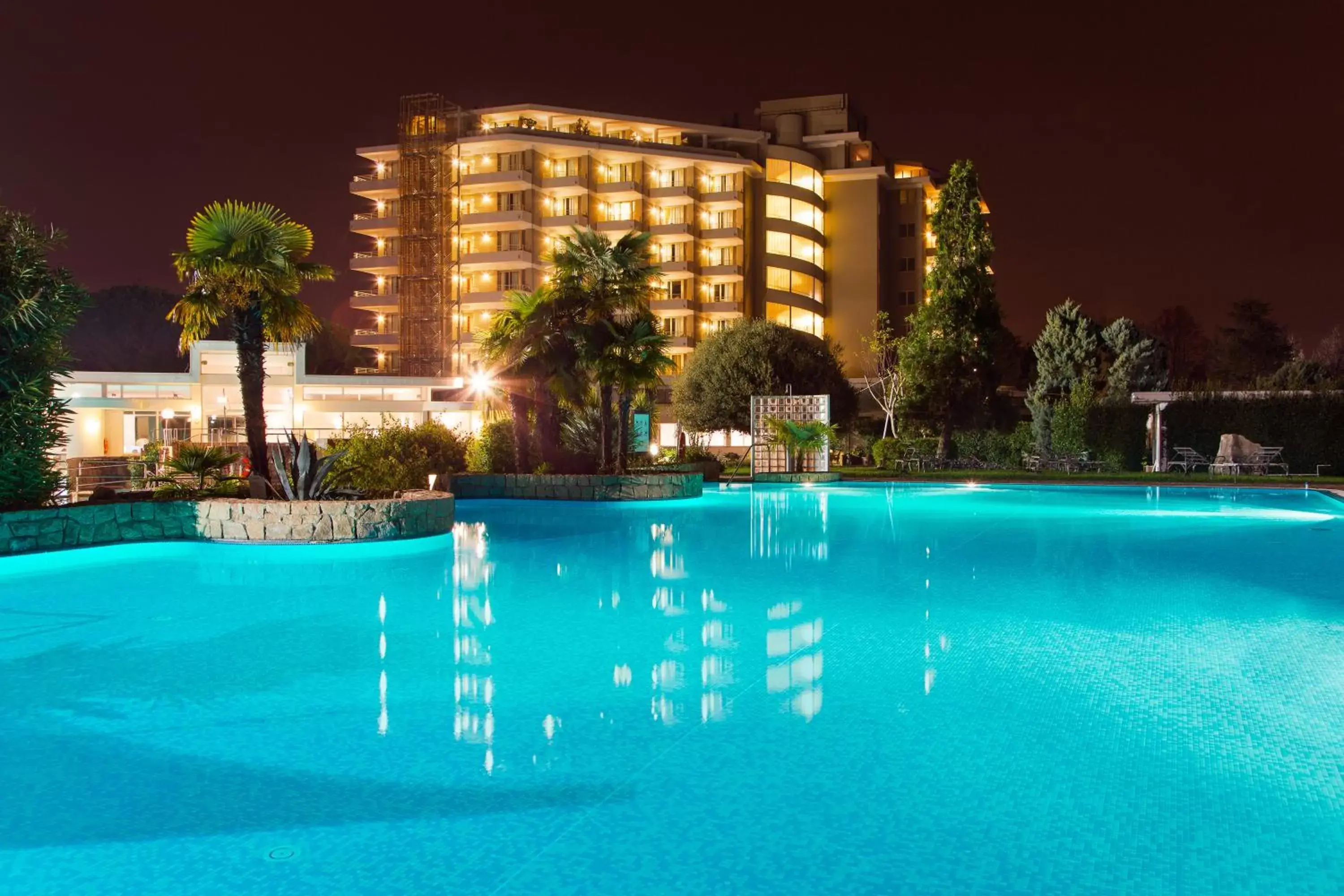 Swimming pool, Property Building in Hotel Splendid