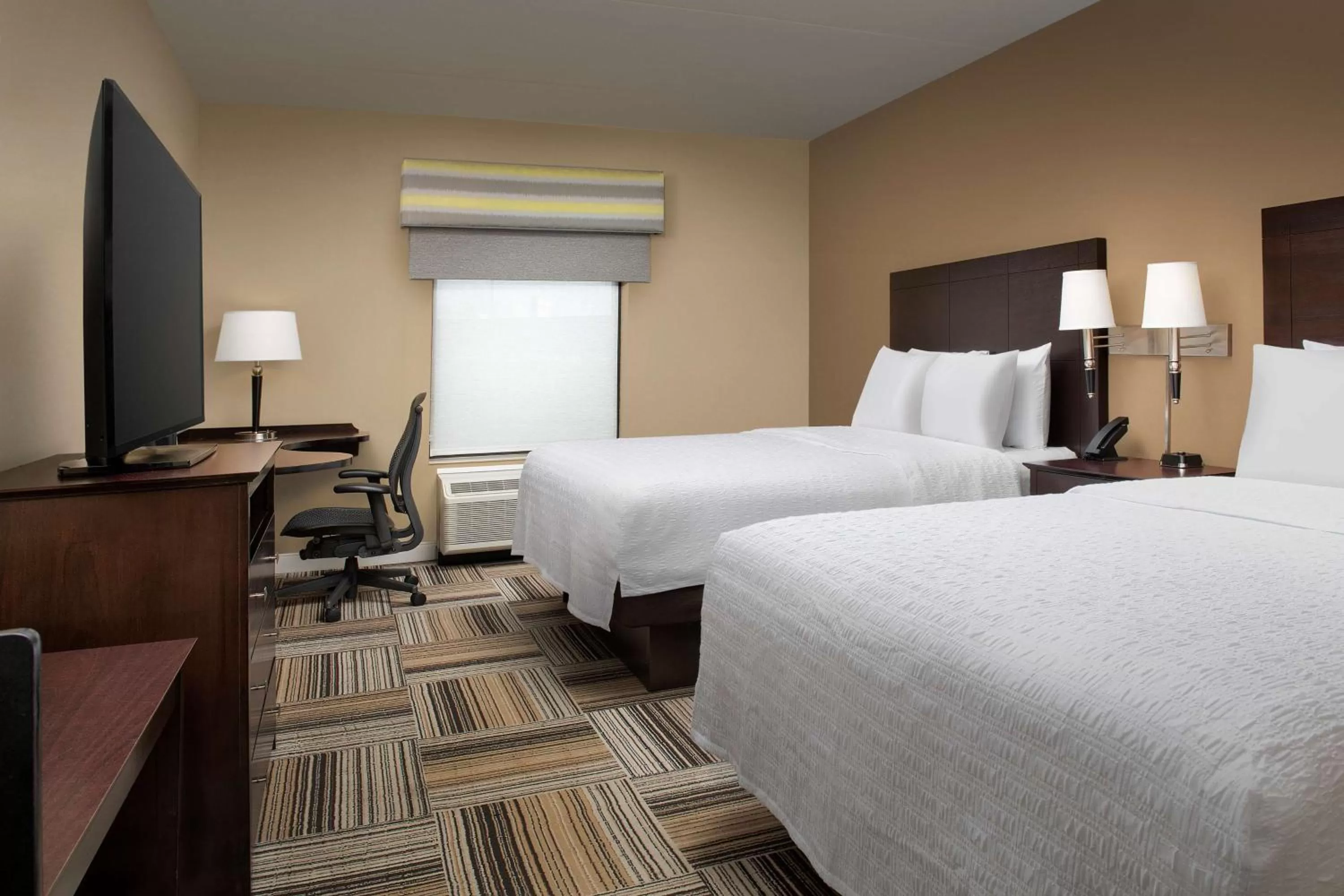 Bedroom, Bed in Hampton Inn Knoxville-East