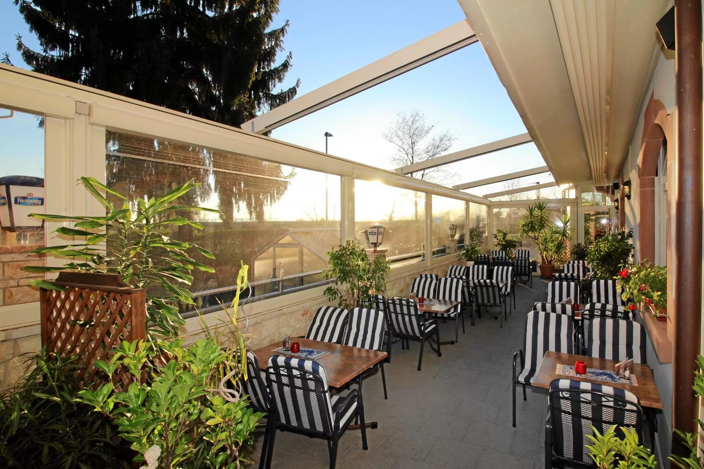 Restaurant/places to eat in Hotel-Restaurant Axion