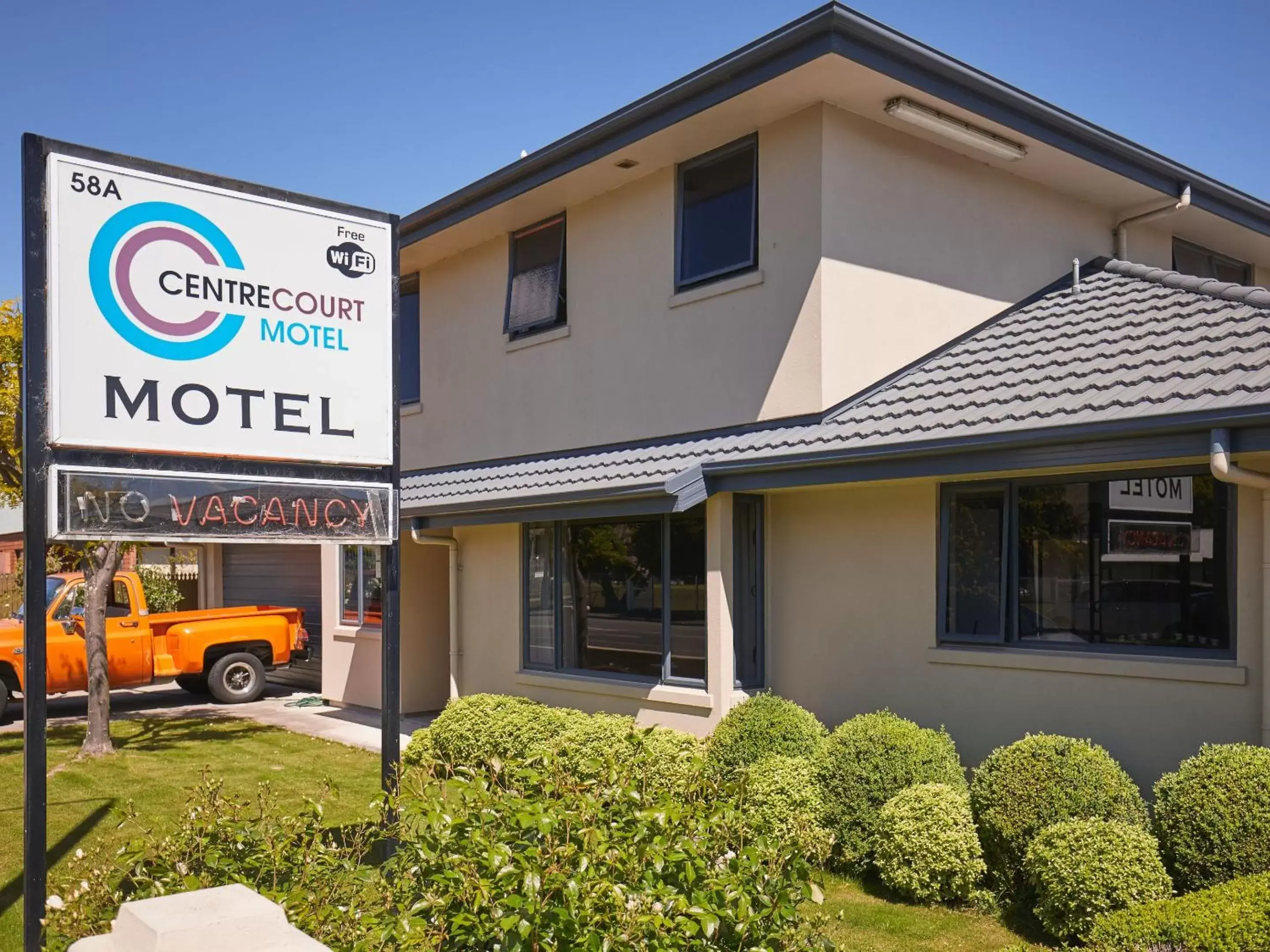 Facade/entrance, Property Building in Centre Court Motel