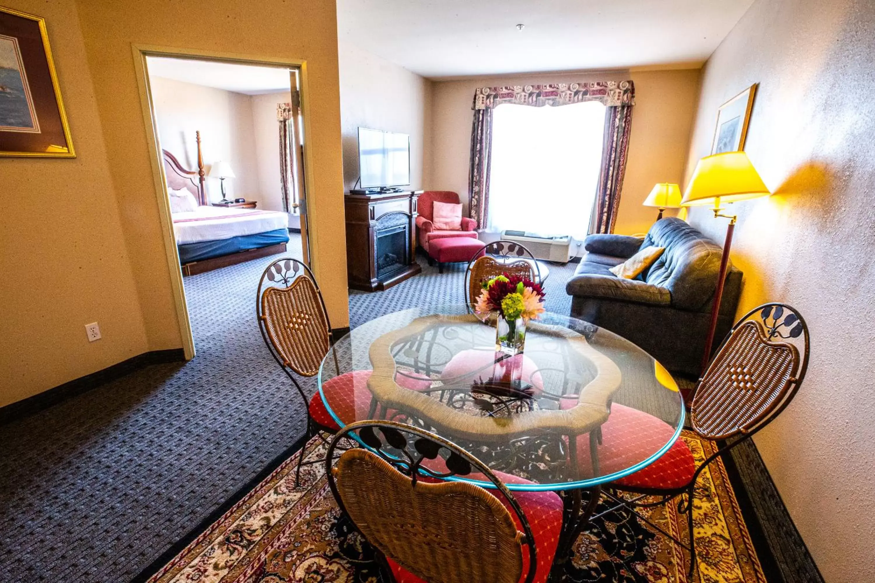 Living room in BayVue Hotel, Resort & Suites