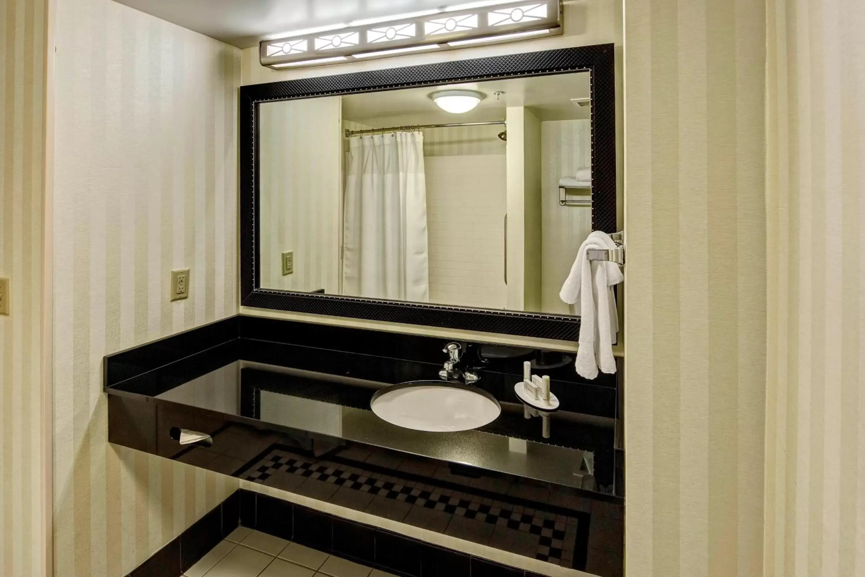 Bathroom in Fairfield Inn & Suites Memphis Olive Branch