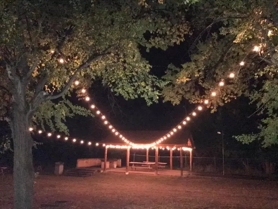 BBQ facilities in Buffalo Lodge Bicycle Resort - Amazing access to local trails & the Garden