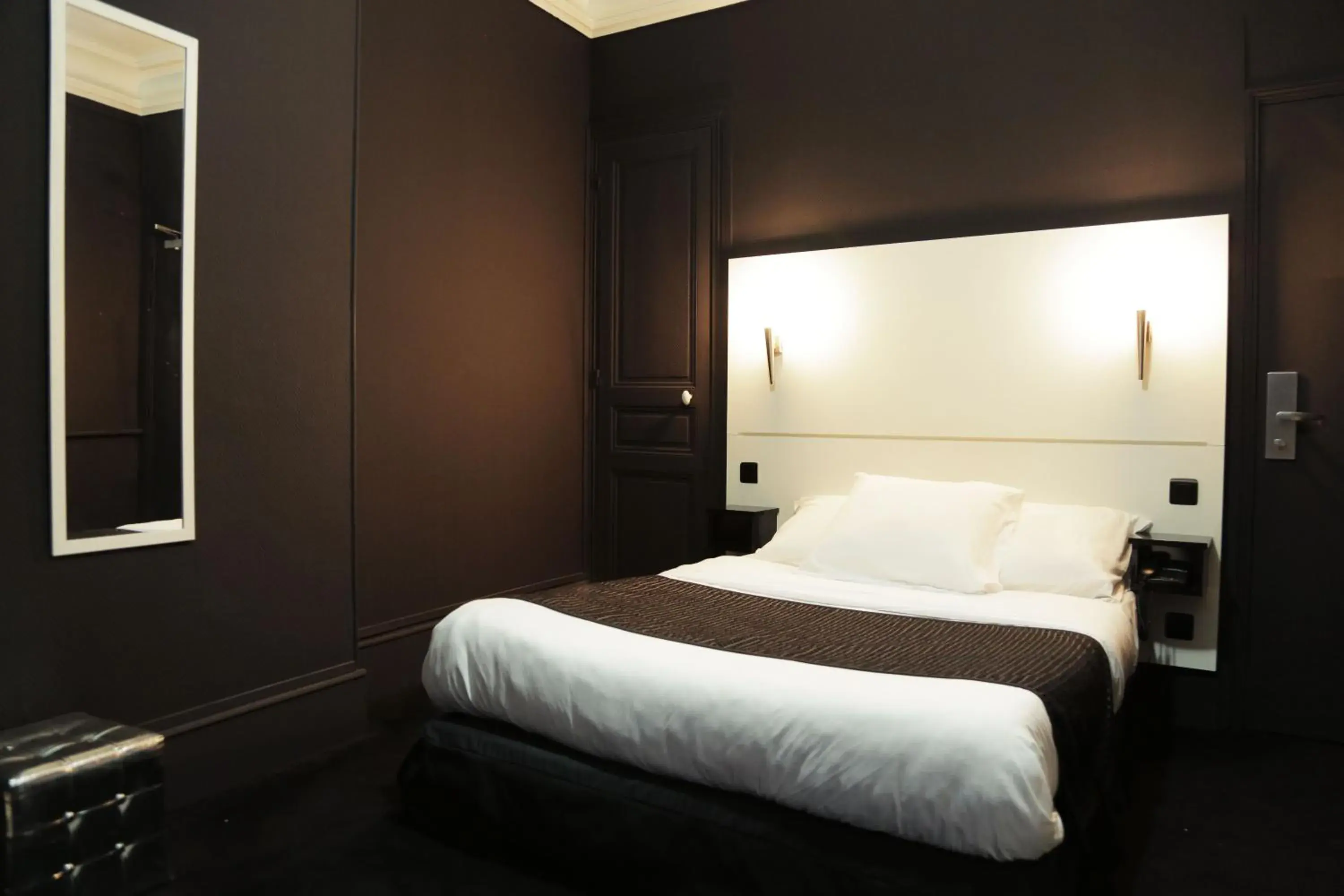Bed in Hotel De L'Exposition - Republique