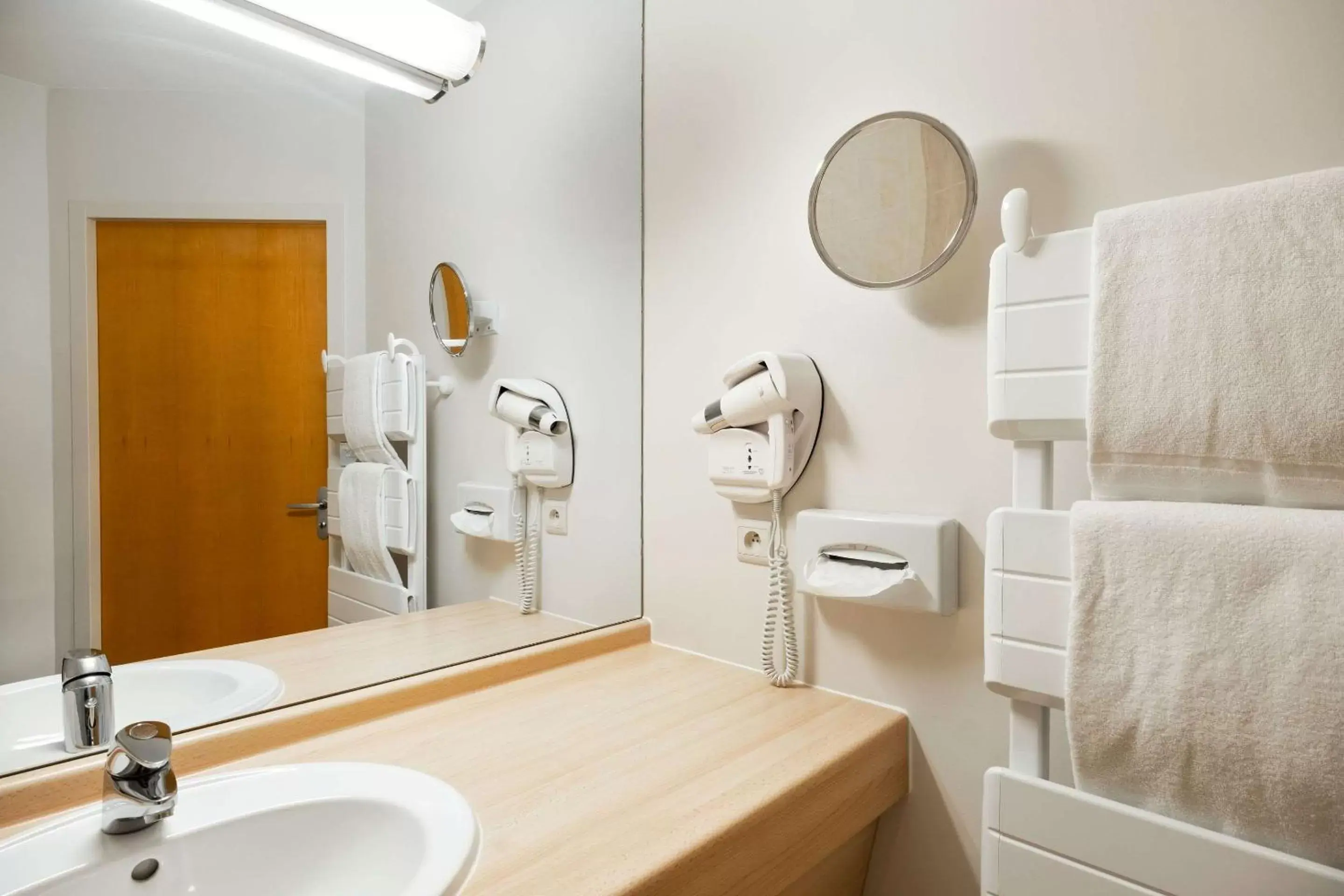 Bathroom in Quality Hotel Pau Centre Bosquet