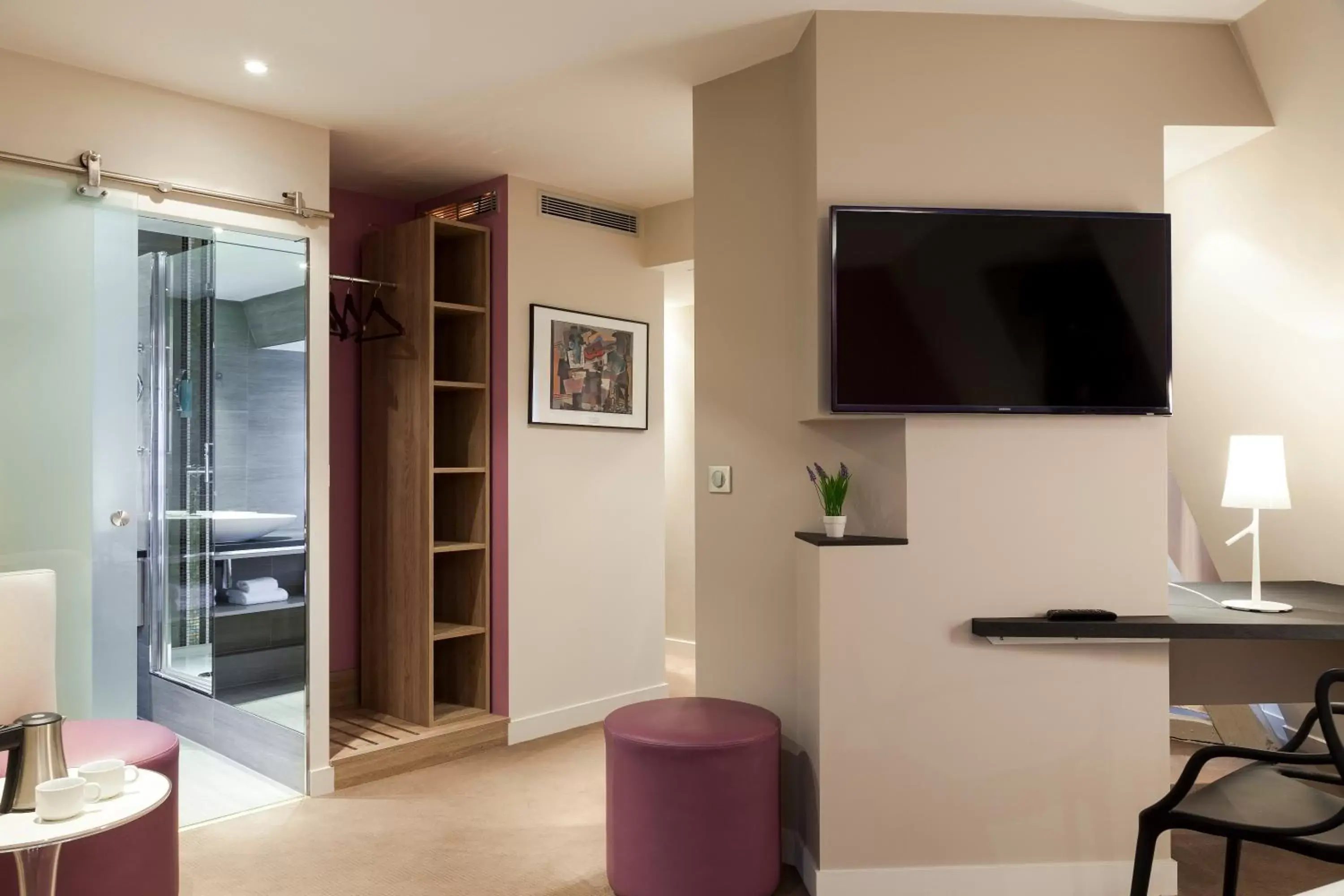 Bedroom, TV/Entertainment Center in Timhotel Montmartre