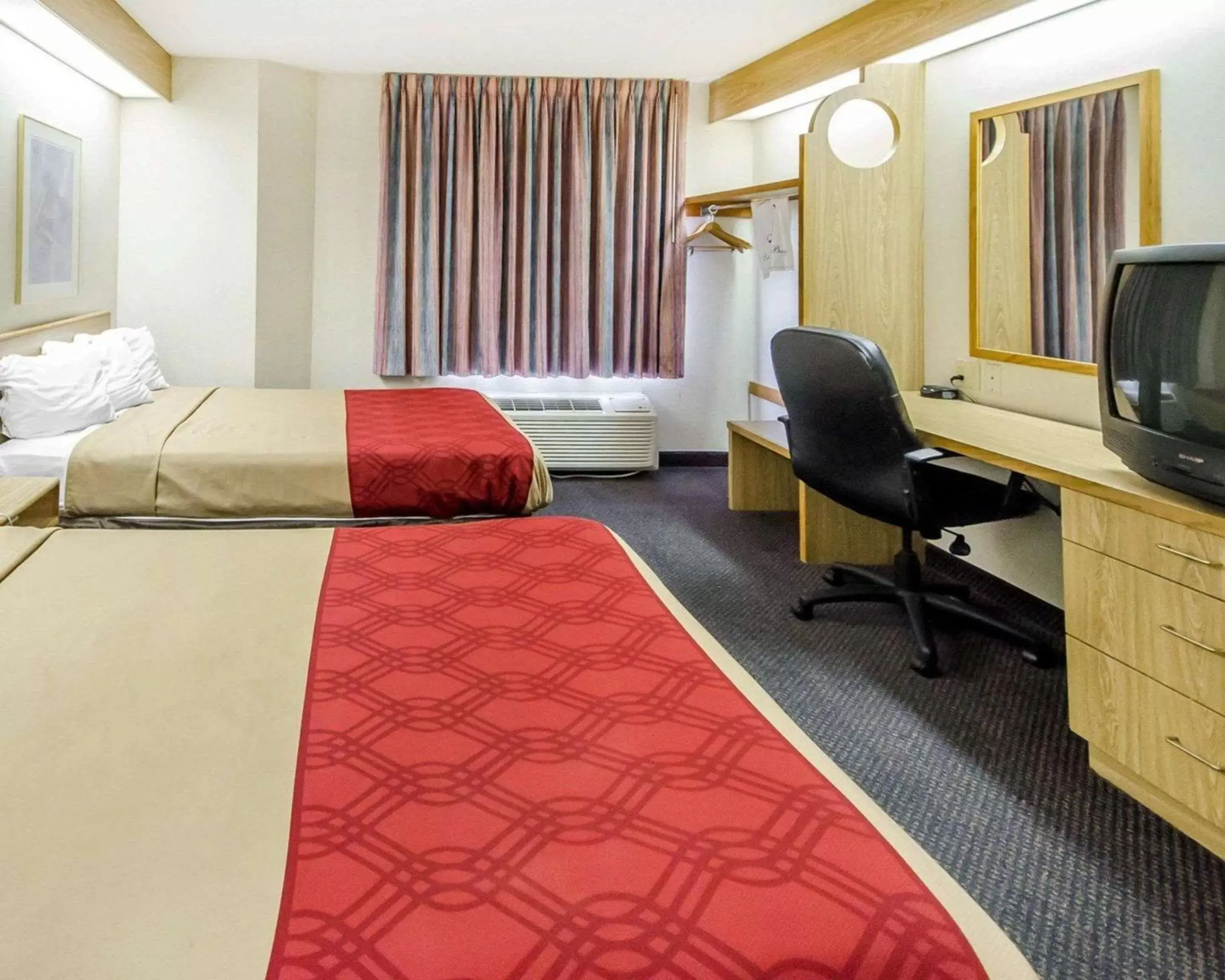 Photo of the whole room, Bed in Econo Lodge London