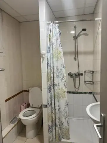 Bathroom in Hotel Jarry Confort