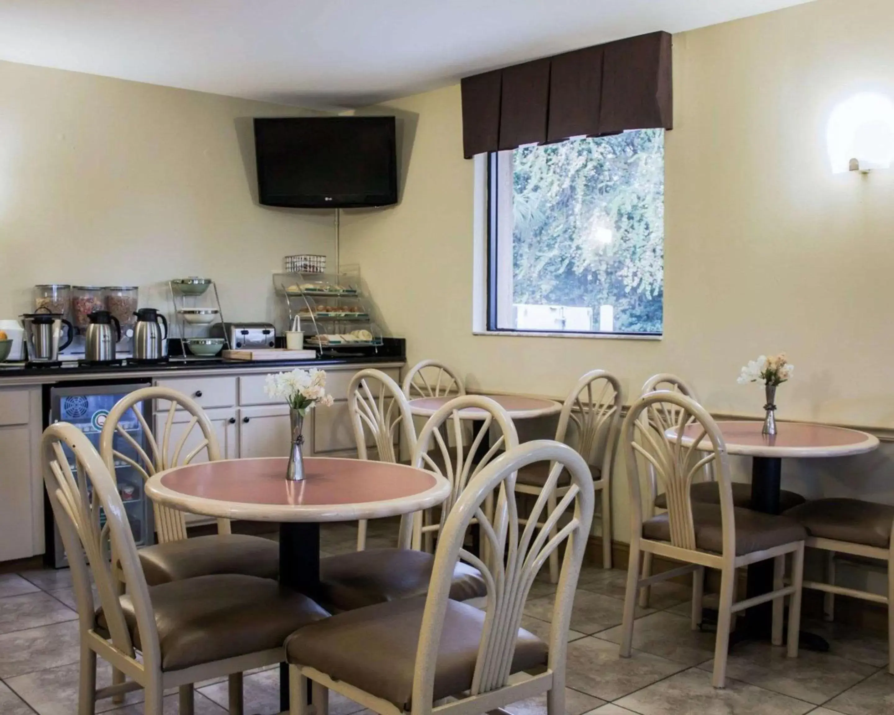 Restaurant/Places to Eat in Quality Inn & Suites St Augustine Beach