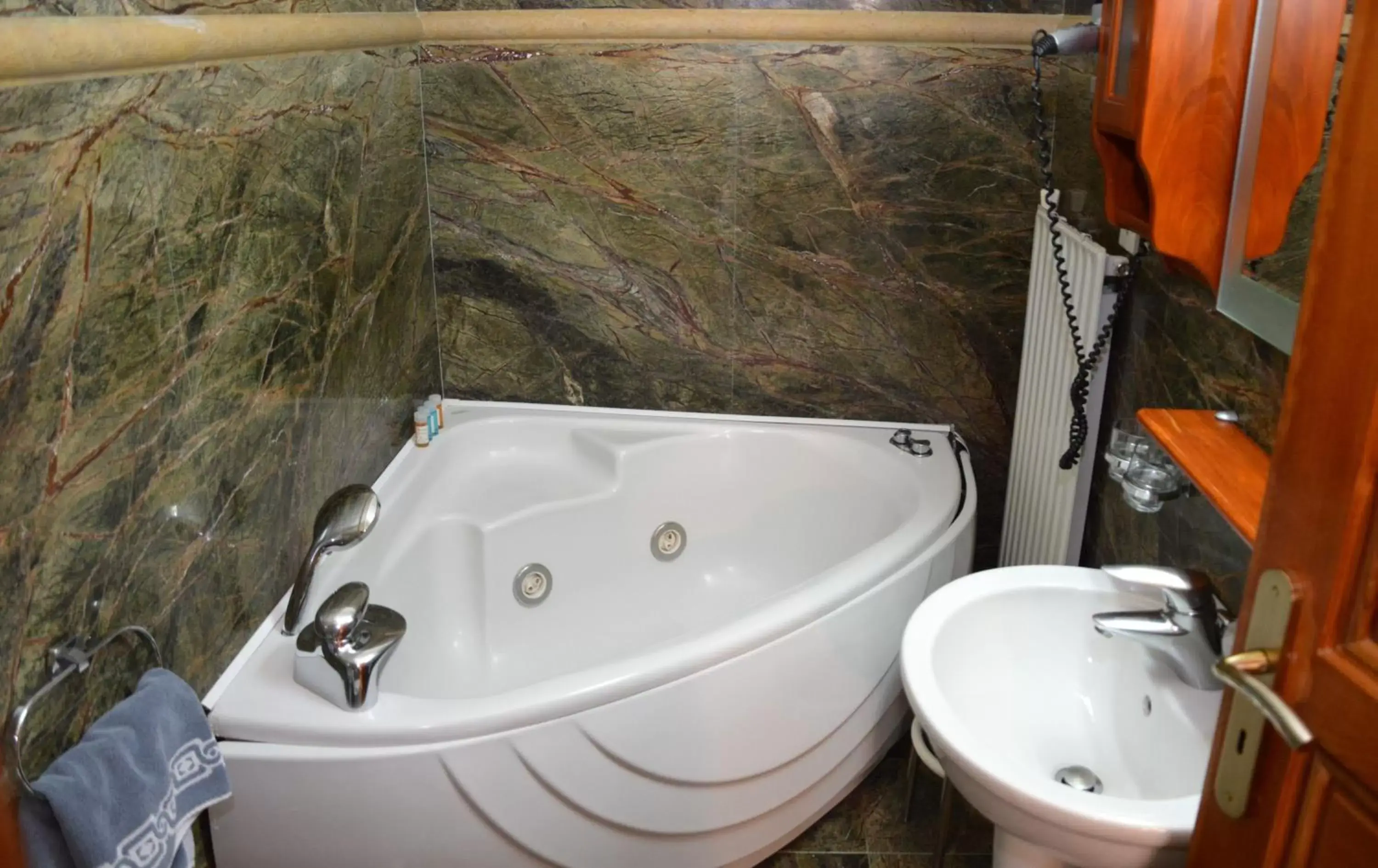 Hot Tub, Bathroom in Hotel Adonis