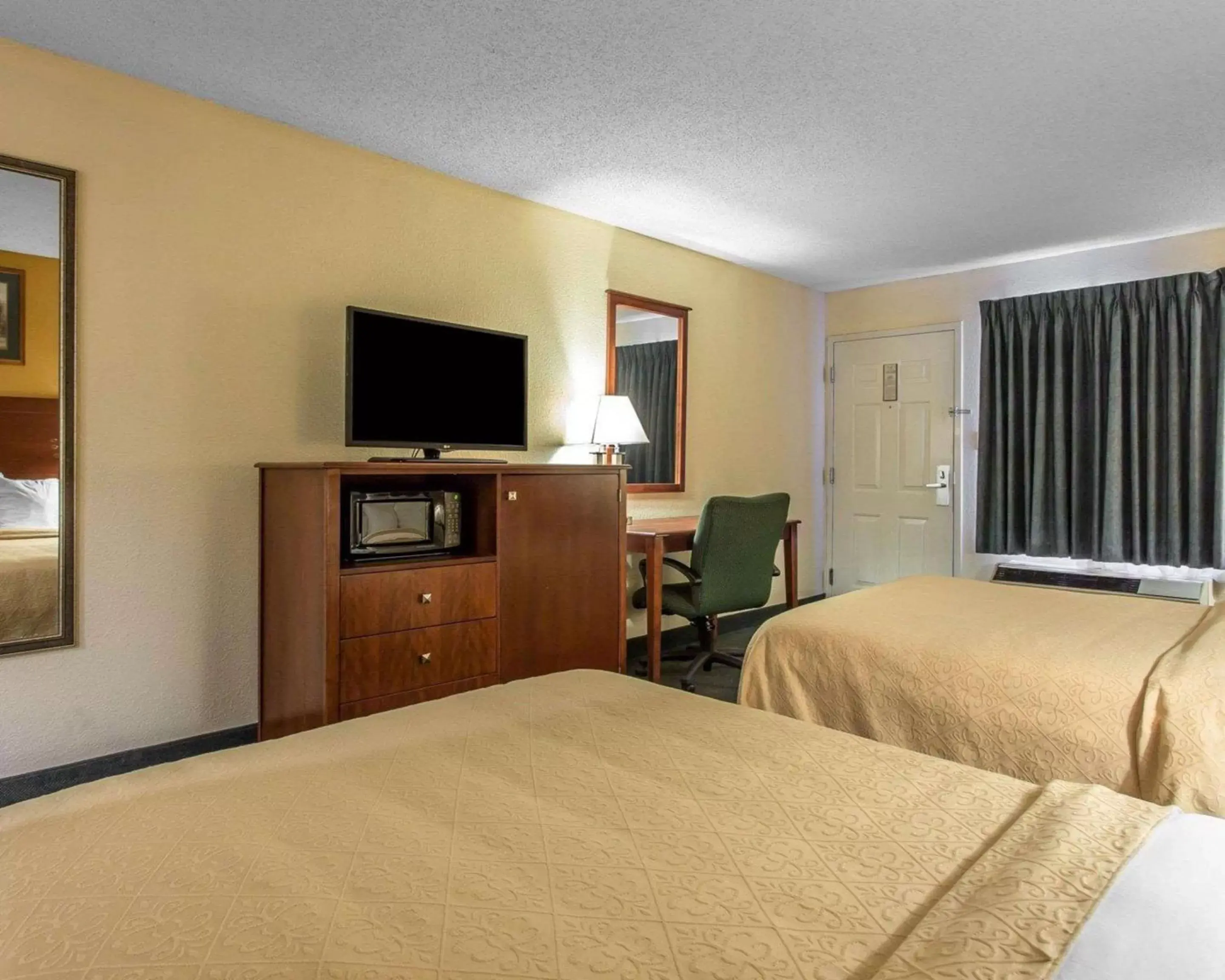 Photo of the whole room, Bed in Quality Inn Aiken