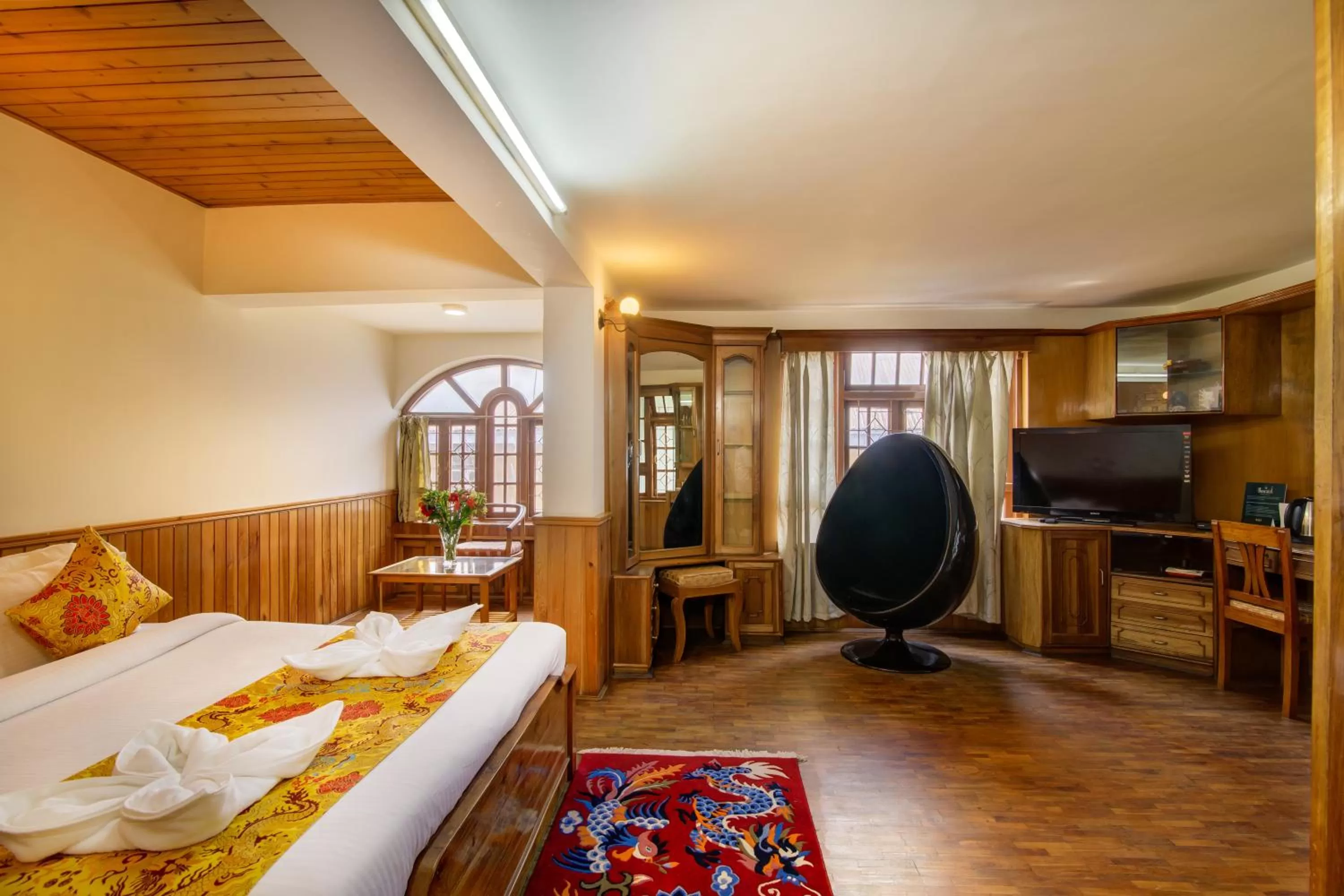 Bed, TV/Entertainment Center in Muscatel Yavachi - 400 Mts from MG Marg