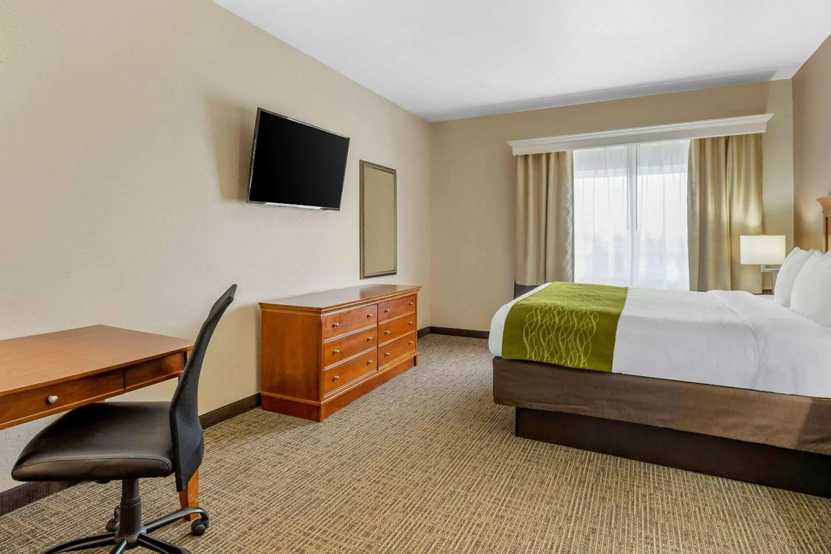 Photo of the whole room, Bed in Comfort Inn & Suites Davenport - Quad Cities