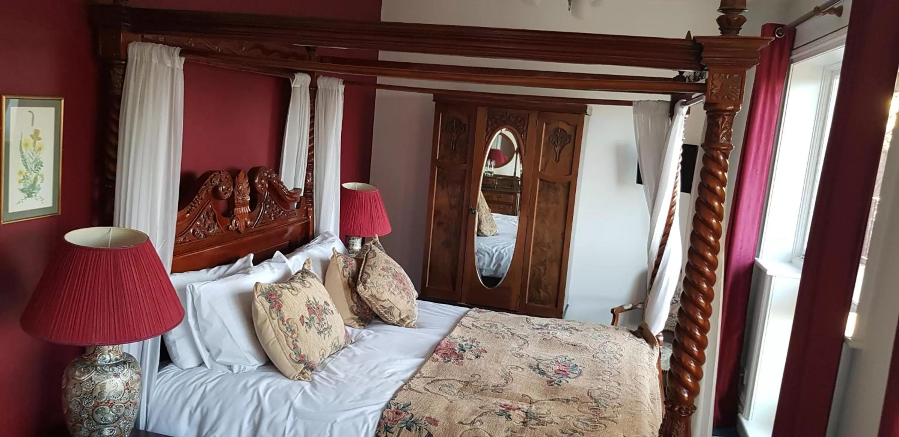 Photo of the whole room, Bed in The Weir Hotel